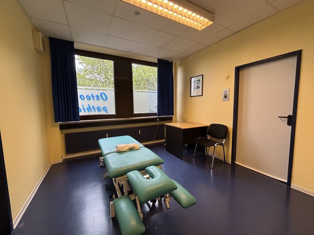 Immobilienangebot - Alsdorf - Rest/Spezial - Geräumige Praxis- oder Büroflächen mit 4 Pkw-Stellplätzen in gut frequentierter Lage