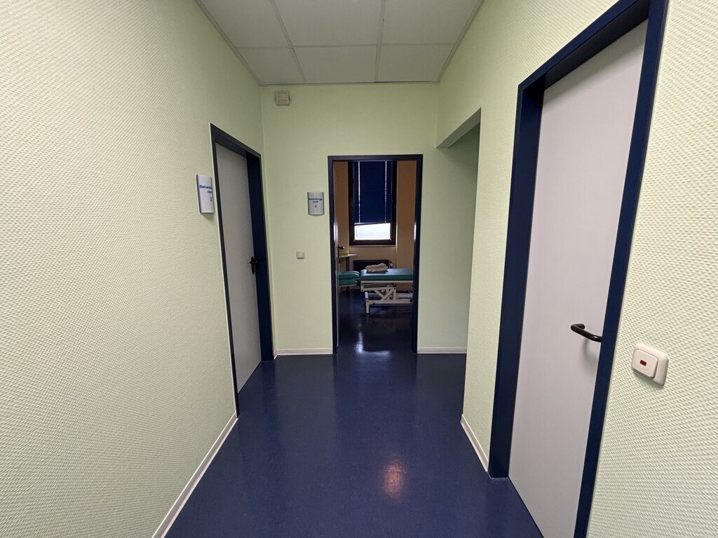 Immobilienangebot - Alsdorf - Rest/Spezial - Geräumige Praxis- oder Büroflächen mit 4 Pkw-Stellplätzen in gut frequentierter Lage