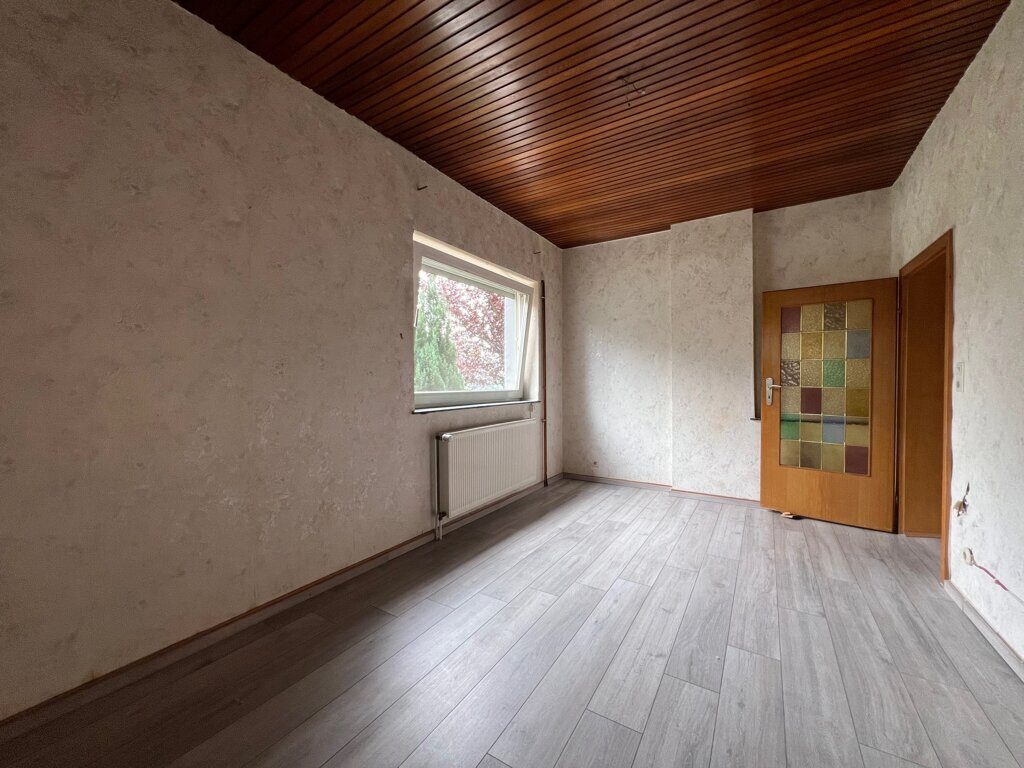 Immobilienangebot - Baesweiler - Wohnen - Bezugsfreies Einfamilienhaus mit zwei Garagen Nähe Stadtzentrum