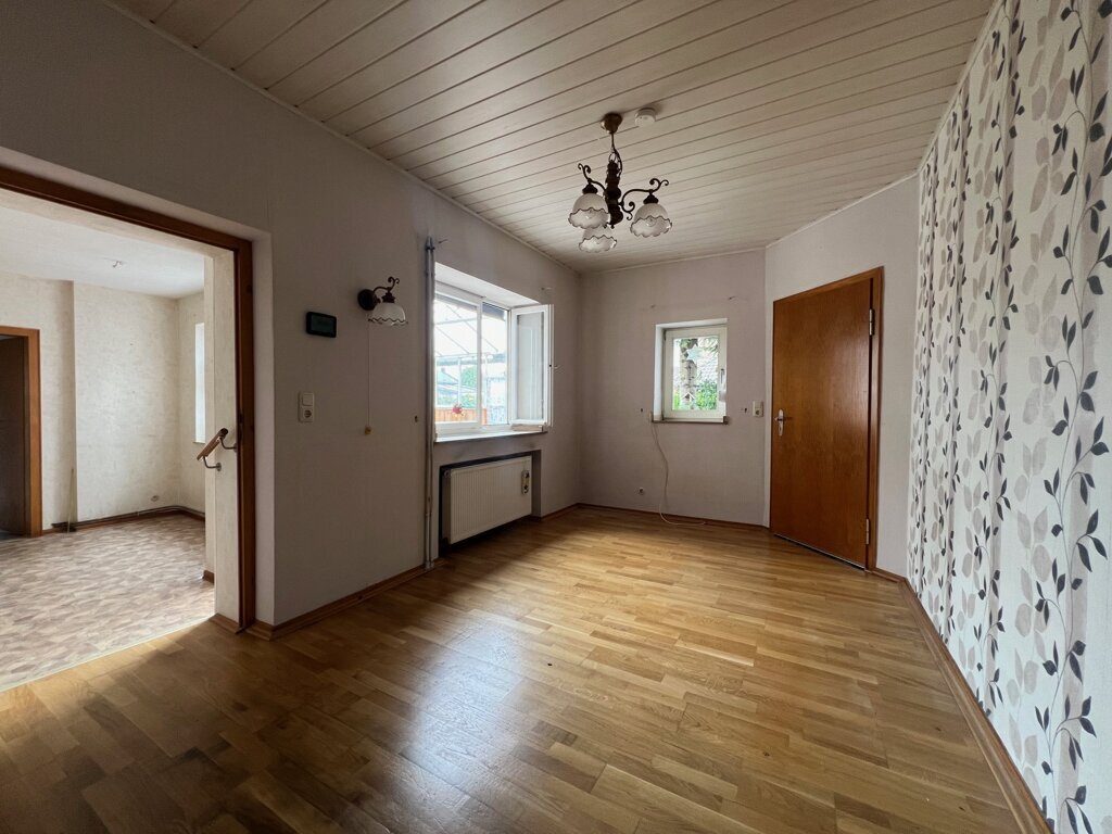 Immobilienangebot - Baesweiler - Wohnen - Bezugsfreies Einfamilienhaus mit zwei Garagen Nähe Stadtzentrum