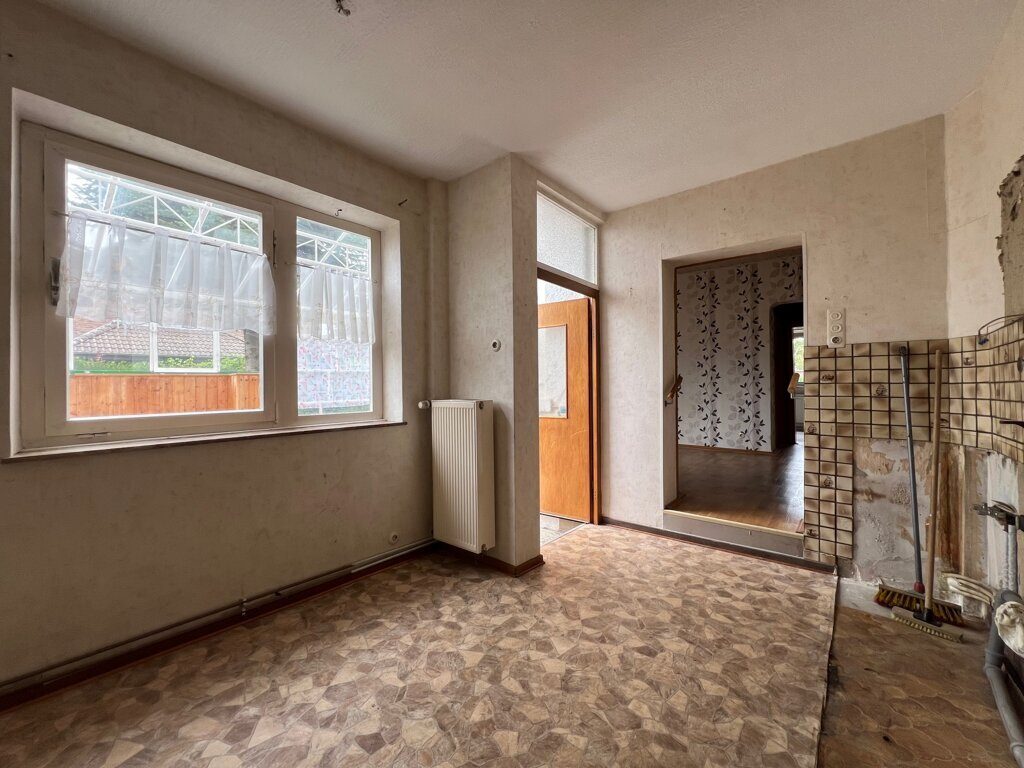 Immobilienangebot - Baesweiler - Wohnen - Bezugsfreies Einfamilienhaus mit zwei Garagen Nähe Stadtzentrum