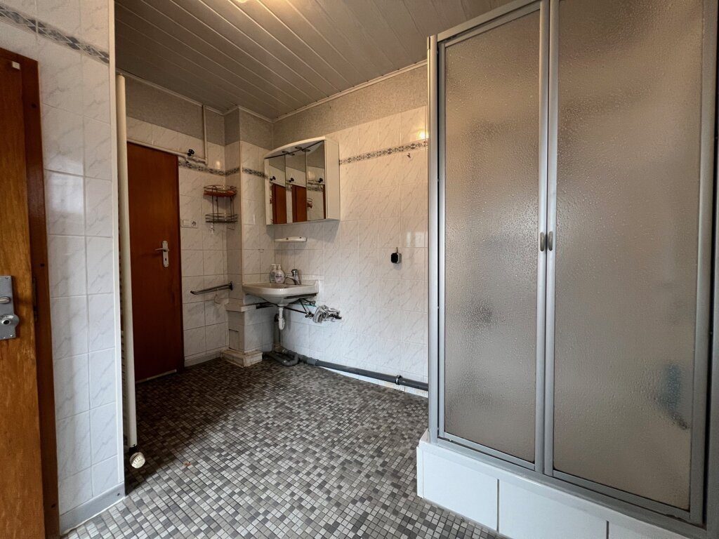 Immobilienangebot - Baesweiler - Wohnen - Bezugsfreies Einfamilienhaus mit zwei Garagen Nähe Stadtzentrum