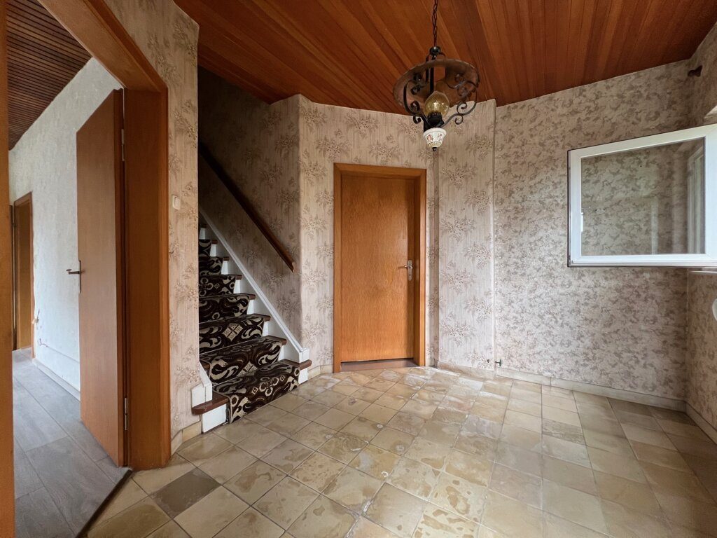 Immobilienangebot - Baesweiler - Wohnen - Bezugsfreies Einfamilienhaus mit zwei Garagen Nähe Stadtzentrum