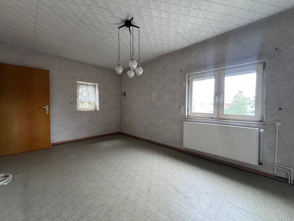 Immobilienangebot - Baesweiler - Wohnen - Bezugsfreies Einfamilienhaus mit zwei Garagen Nähe Stadtzentrum