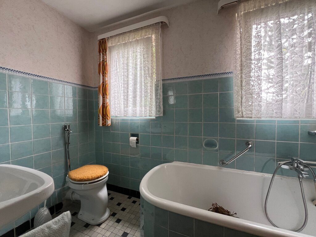 Immobilienangebot - Baesweiler - Wohnen - Bezugsfreies Einfamilienhaus mit zwei Garagen Nähe Stadtzentrum