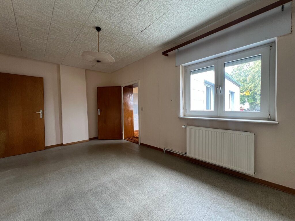 Immobilienangebot - Baesweiler - Wohnen - Bezugsfreies Einfamilienhaus mit zwei Garagen Nähe Stadtzentrum