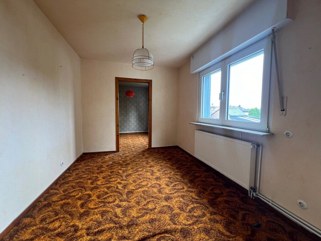Immobilienangebot - Baesweiler - Wohnen - Bezugsfreies Einfamilienhaus mit zwei Garagen Nähe Stadtzentrum
