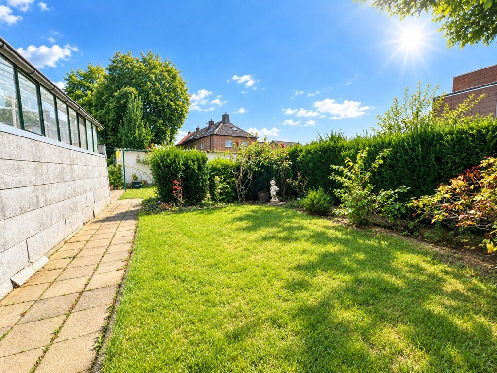 Immobilienangebot - Baesweiler - Wohnen - Bezugsfreies Einfamilienhaus mit zwei Garagen Nähe Stadtzentrum