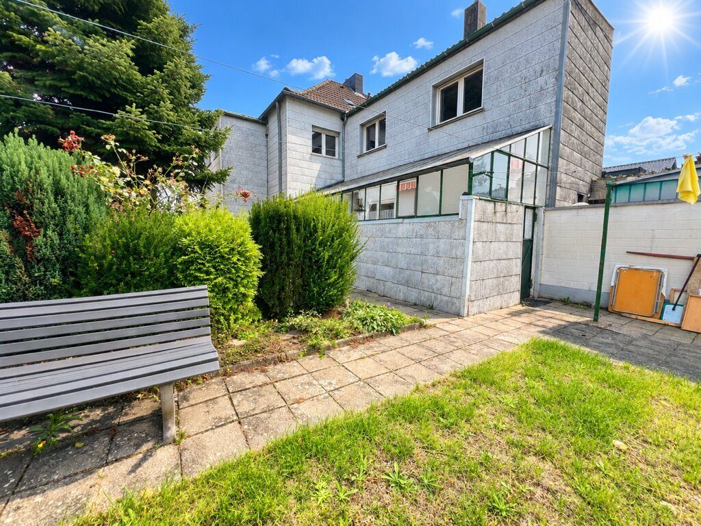 Immobilienangebot - Baesweiler - Wohnen - Bezugsfreies Einfamilienhaus mit zwei Garagen Nähe Stadtzentrum