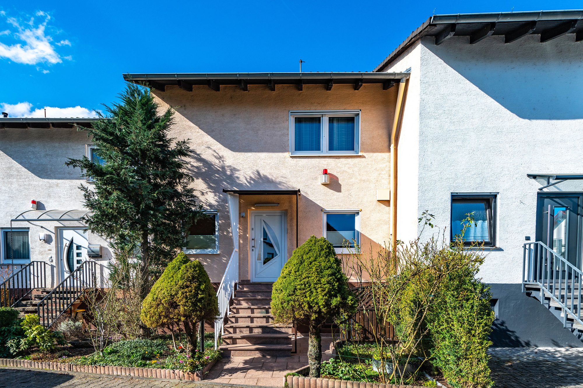 Immobilienangebot - Maintal / Dörnigheim - Alle - Maintal-Dörnigheim: Schönes, top gepflegtes Reihenmittelhaus in Split-Level Bauweise & Ortsrandlage