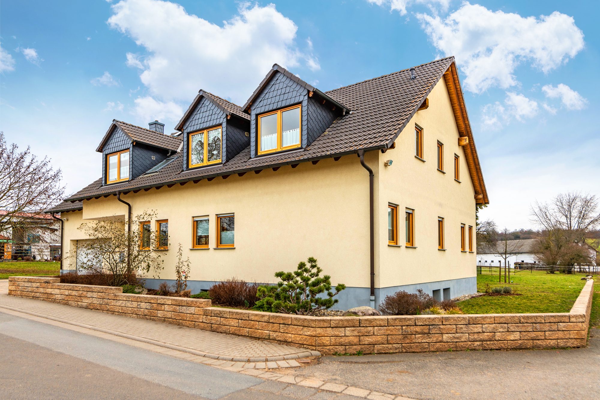 Immobilienangebot - Maintal / Hochstadt - Alle - Maintal-Hochstadt: Wunderschöne 2-Zimmer-Dachgeschoss-Wohnung mit großem Balkon in Feldrandlage