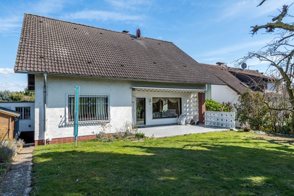 Gartenansicht Immobilienangebot - Maintal - Alle - Maintal-Wachenbuchen: Top gepflegtes Zweifamilienhaus in ruhiger & traumhafter Feldrandlage
