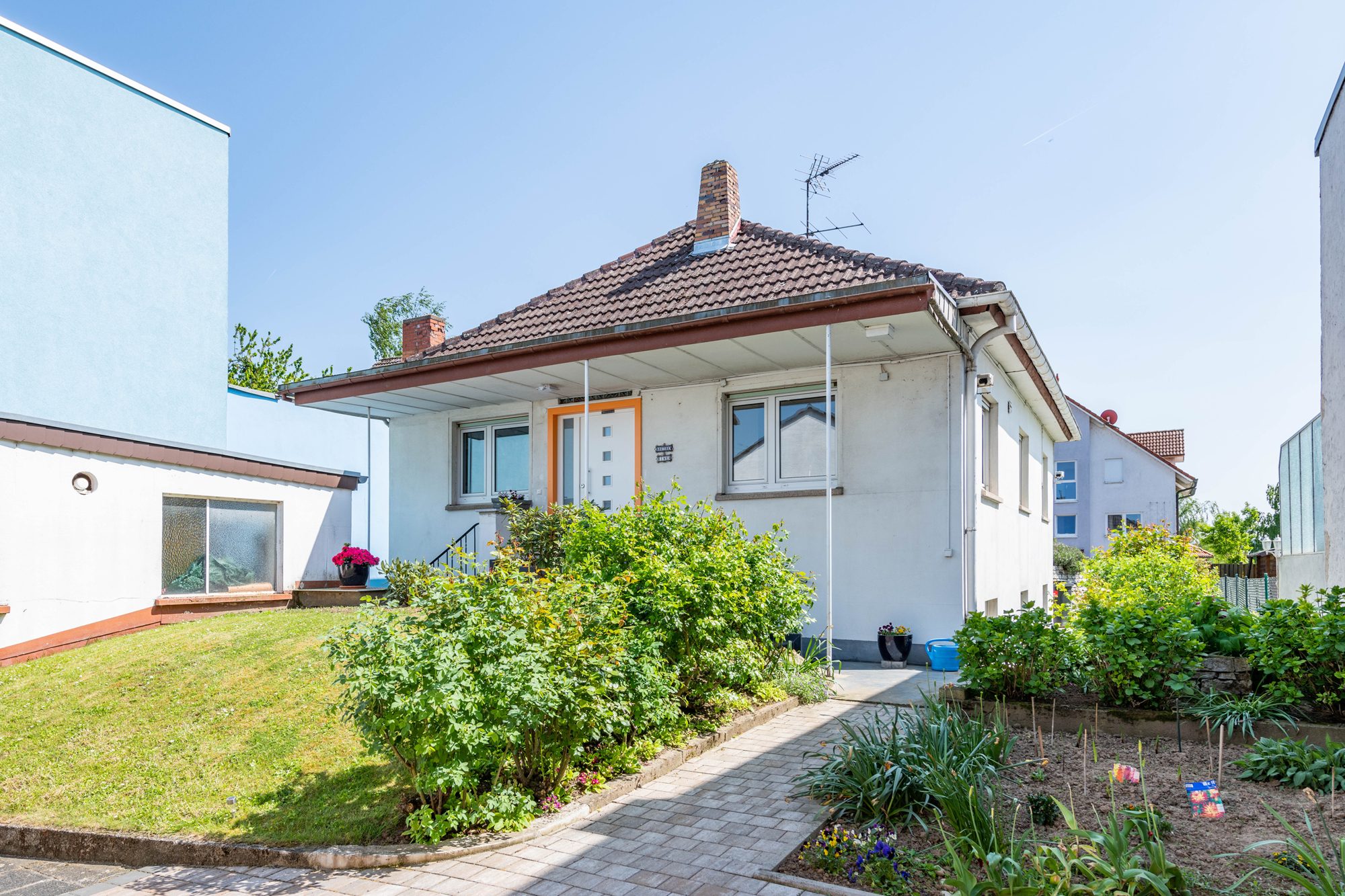 Immobilienangebot - Schöneck / Büdesheim - Alle - Schöneck-Büdesheim: Gepflegtes Einfamilienhaus mit großem Grundstück & kleiner Ladenfläche