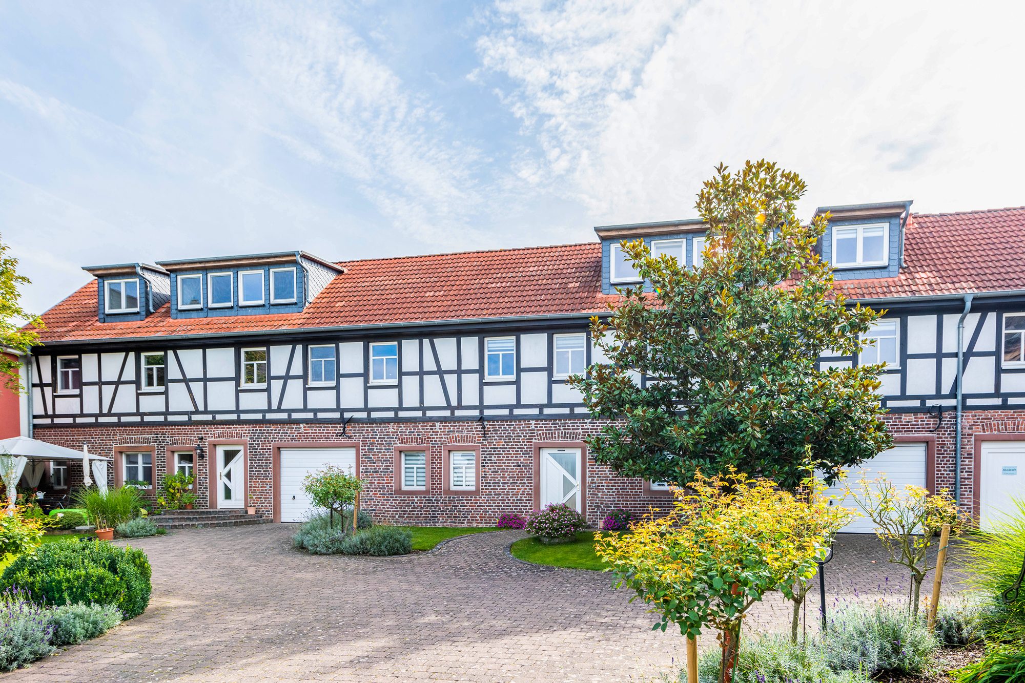Immobilienangebot - Bruchköbel - Alle - Bruchköbel-Butterstadt: "Wohnen wie im eigenen Haus" - 4 Zimmer-Wohnung in ruhiger Feldrandlage