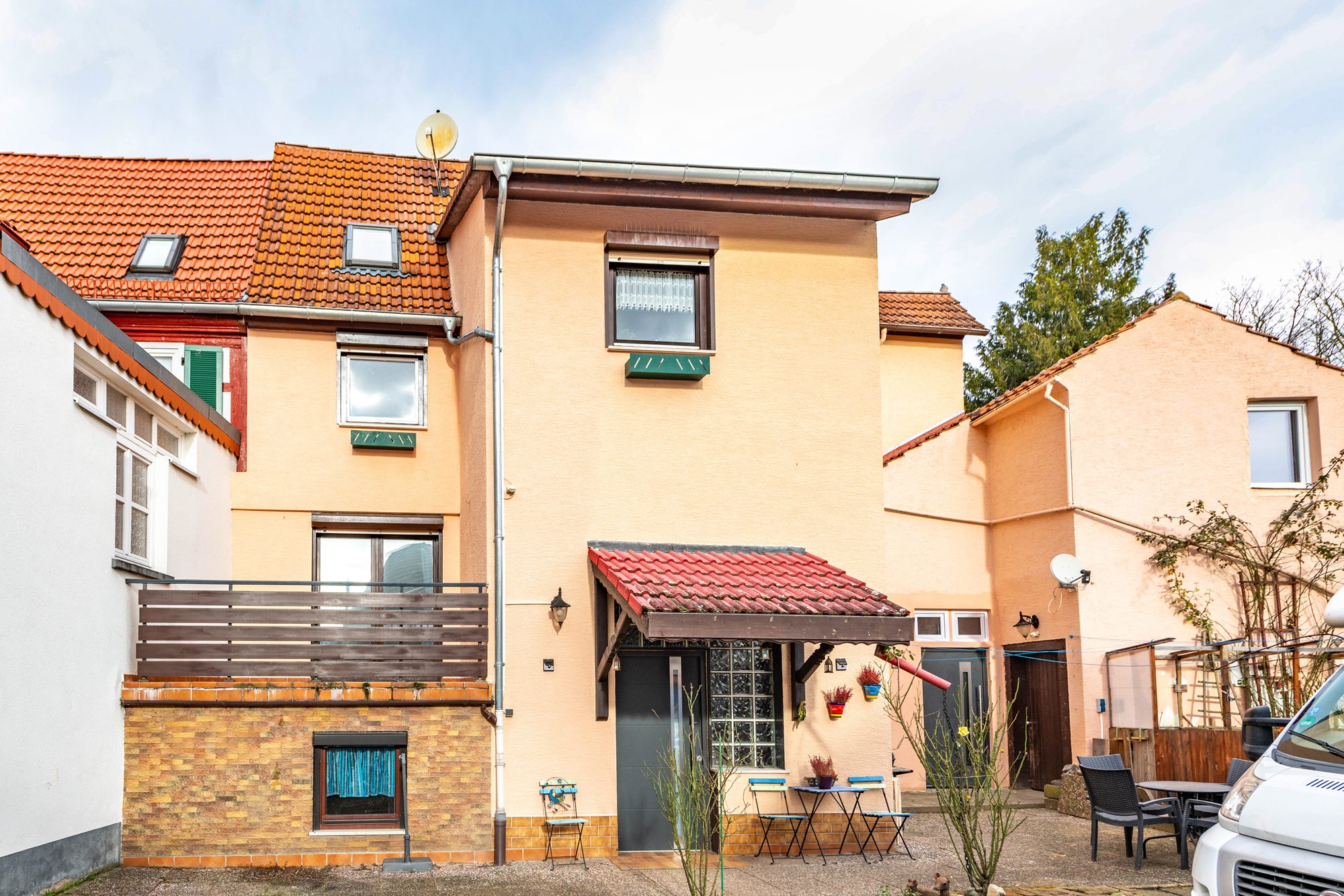 Außenansicht Immobilienangebot - Maintal / Wachenbuchen - Alle - Maintal-Wachenbuchen: Gemütliches Einfamilienhaus mit Einbauküche und kleinem Garten in ruhiger Lage