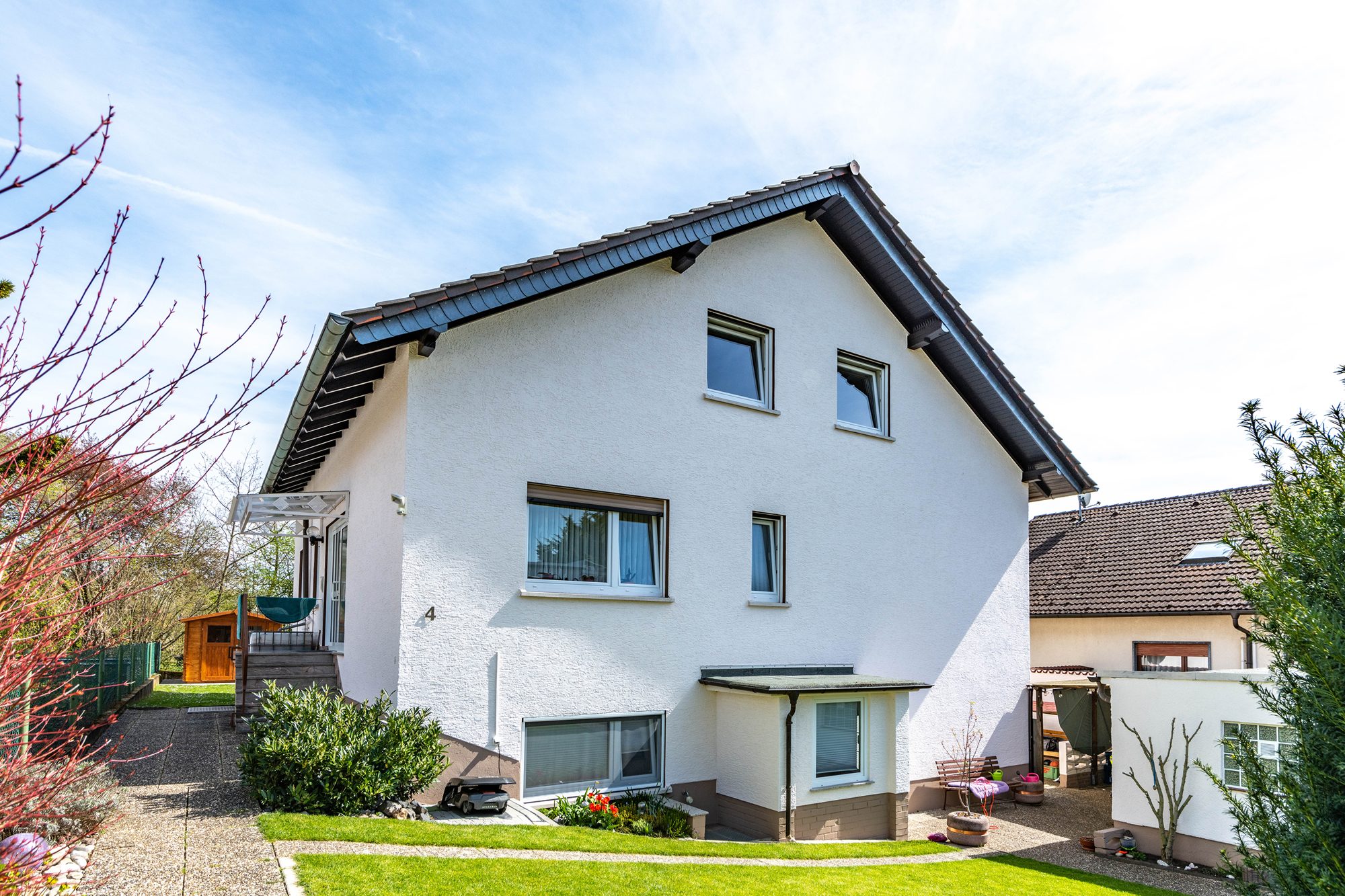 Immobilienangebot - Maintal / Hochstadt - Alle - Maintal-Hochstadt: Großzügige 4 Zimmer-Dachgeschoss-Wohnung mit Einbauküche in ruhiger Wohnlage