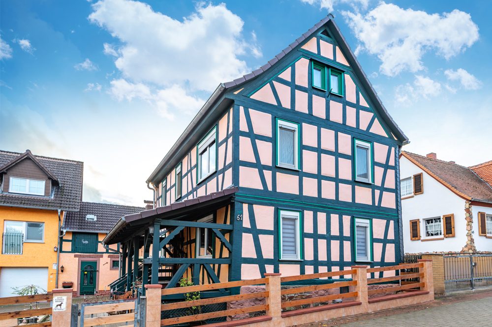 Immobilienangebot - Ronneburg / Hüttengesäß - Alle - Ronneburg-Hüttengesäß: Fachwerkhaus mit Grundstück & schönem Gartenanteil in Feldrandlage