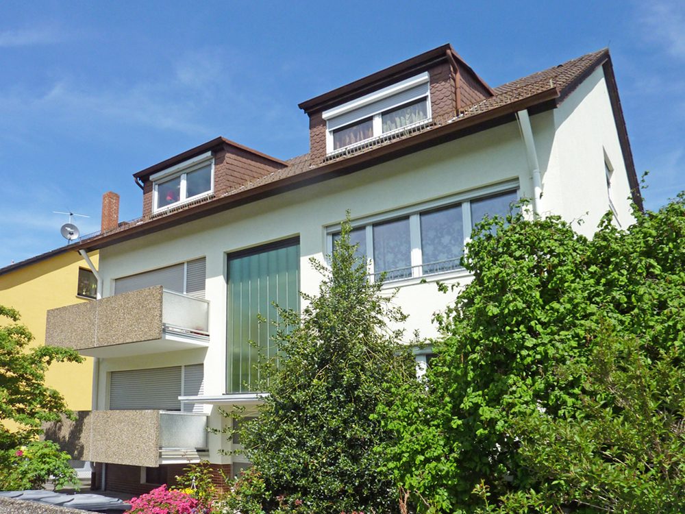 Immobilienangebot - Obertshausen - Alle - Obertshausen: Schöne 3 Zimmer-Dachgeschoss-Wohnung mit Balkon und Einbauküche in kleiner Wohneinheit
