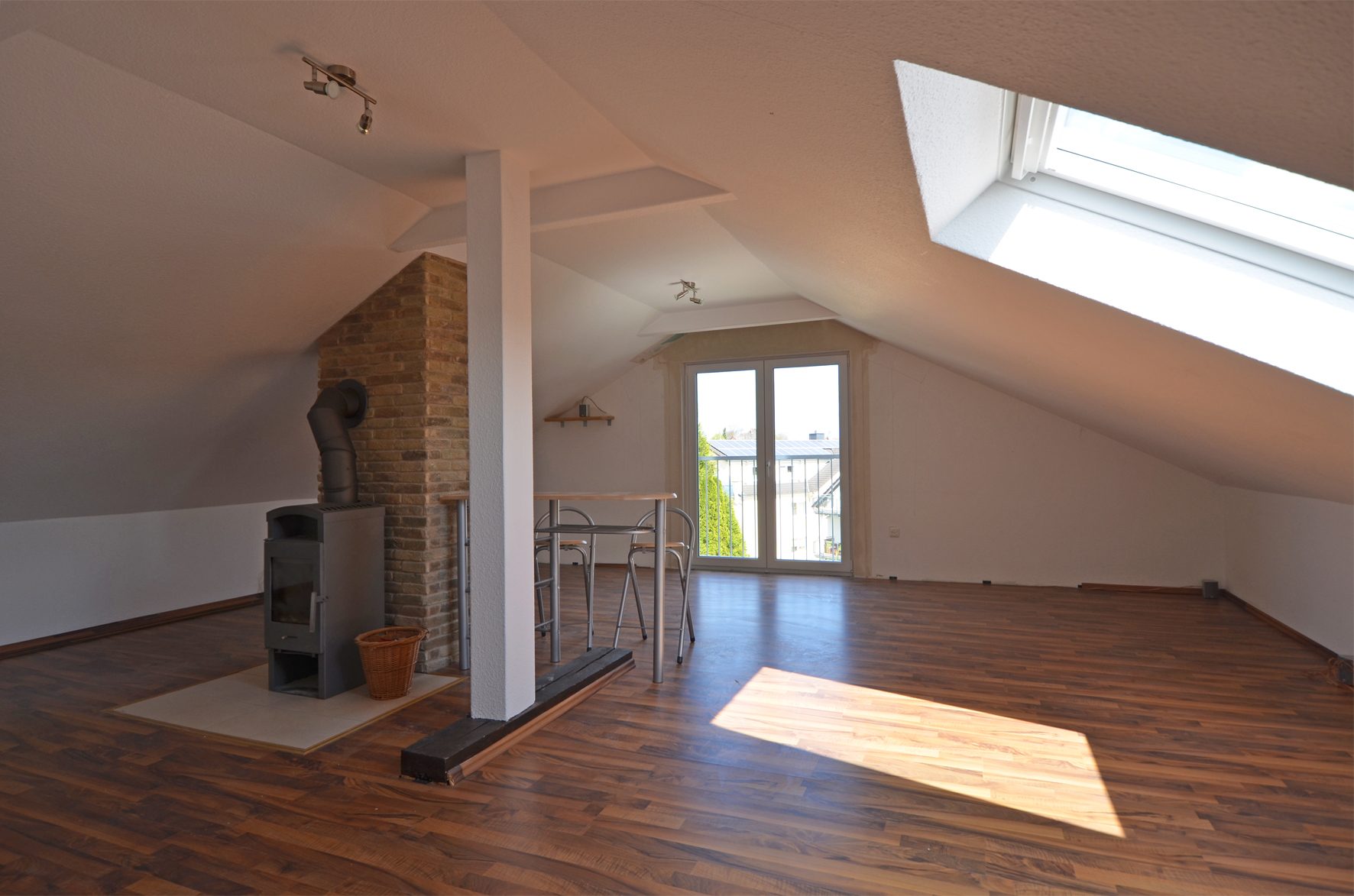 Immobilienangebot - Maintal - Alle - Maintal-Wachenbuchen: Neuwertige 2-Zimmer-Dachgeschoss-Wohnung mit Einbauküche in ruhiger Lage