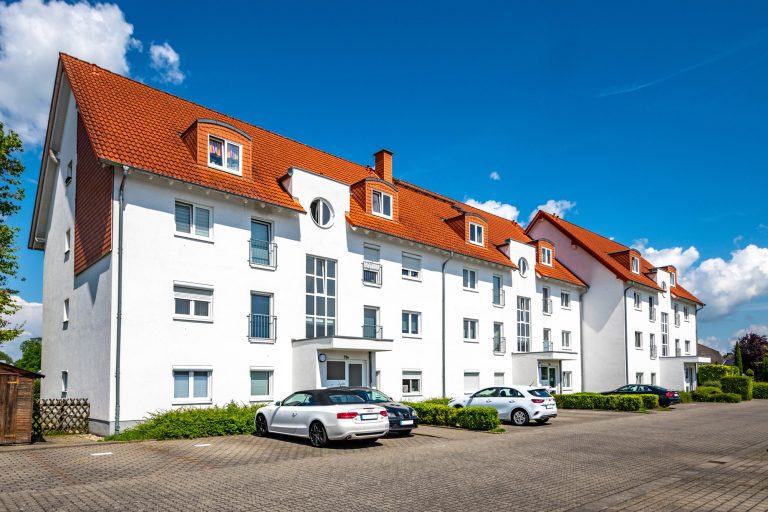 Immobilienangebot - Langenselbold - Alle - Langenselbold: Solide vermietete und top gepflegte 3-Zimmer-Wohnung mit Balkon und zwei Stellplätzen