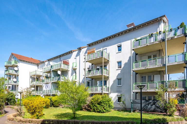 Immobilienangebot - Maintal - Alle - Maintal-Dörnigheim: Lichtdurchflutete, gemütliche 2-Zimmer-Dachgeschoss-Wohnung mit West-Balkon