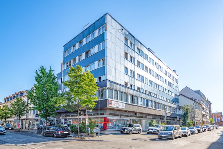 Immobilienangebot - Hanau - Alle - Hanau Innenstadt: Gepflegte & vermietete 2-Zimmer-Penthouse-Wohnung mit zwei Balkonen & Stellplatz