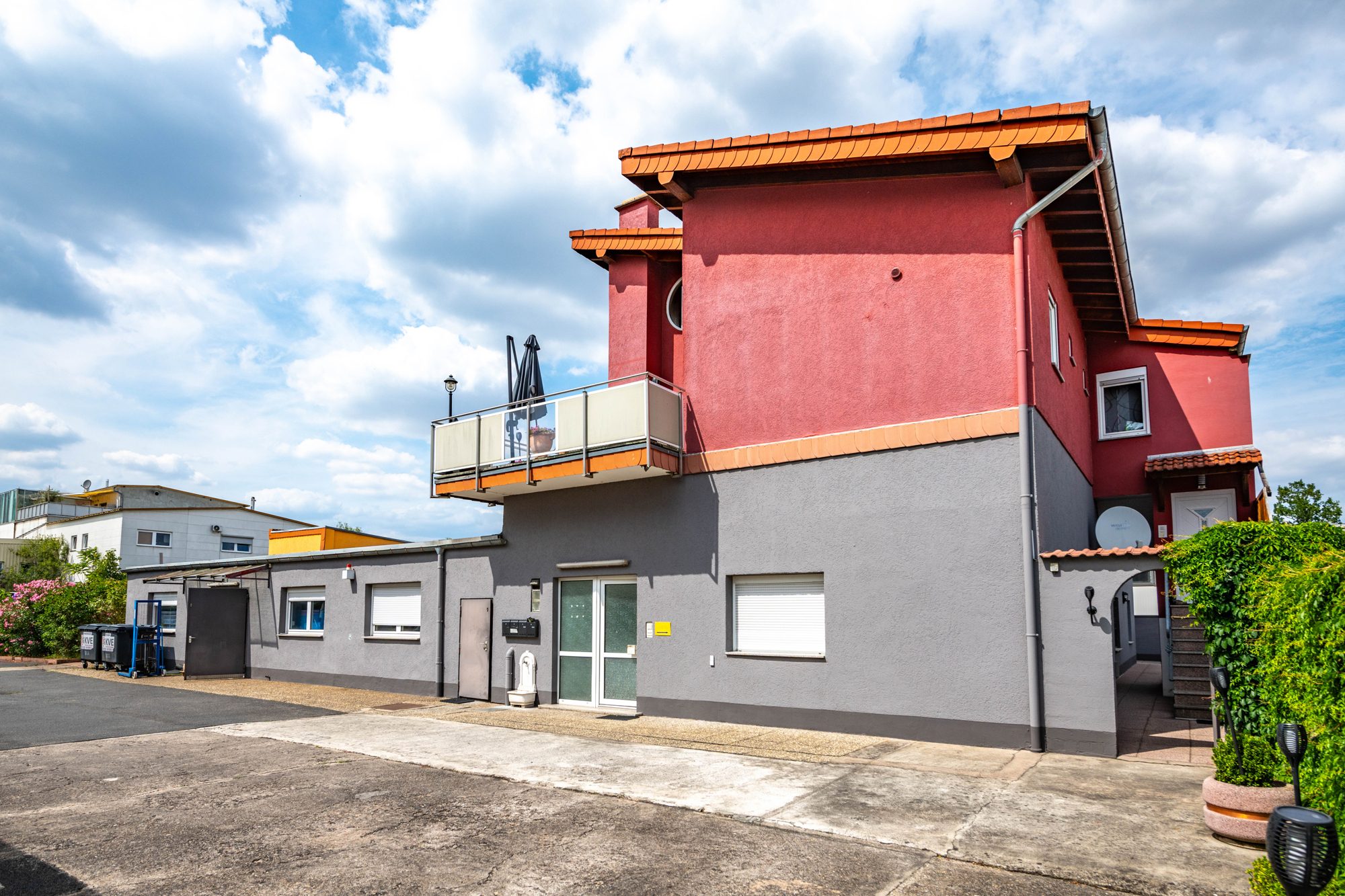 Immobilienangebot - Maintal / Bischofsheim - Alle - Maintal-Bischofsheim: Attraktives Wohn- / Gewerbeanwesen mit großer Freifläche im Gewerbegebiet