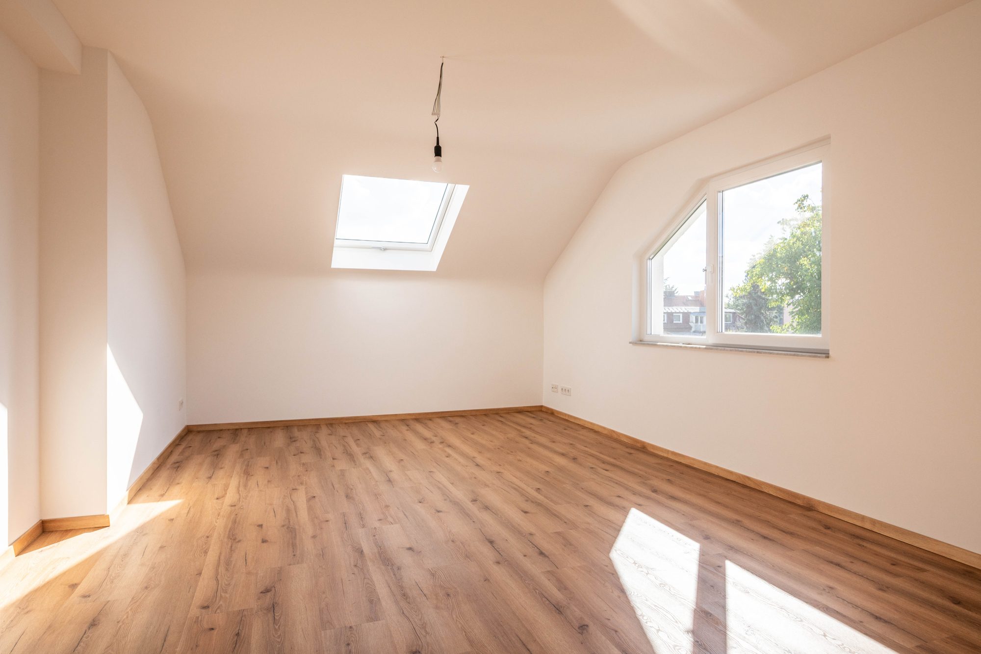 Immobilienangebot - Frankfurt am Main / Bergen-Enkheim - Alle - Frankfurt Bergen-Enkheim: Neuwertige, bezugsfertige 4-Zimmer-Dachgeschoss-Wohnung, in ruhiger Lage