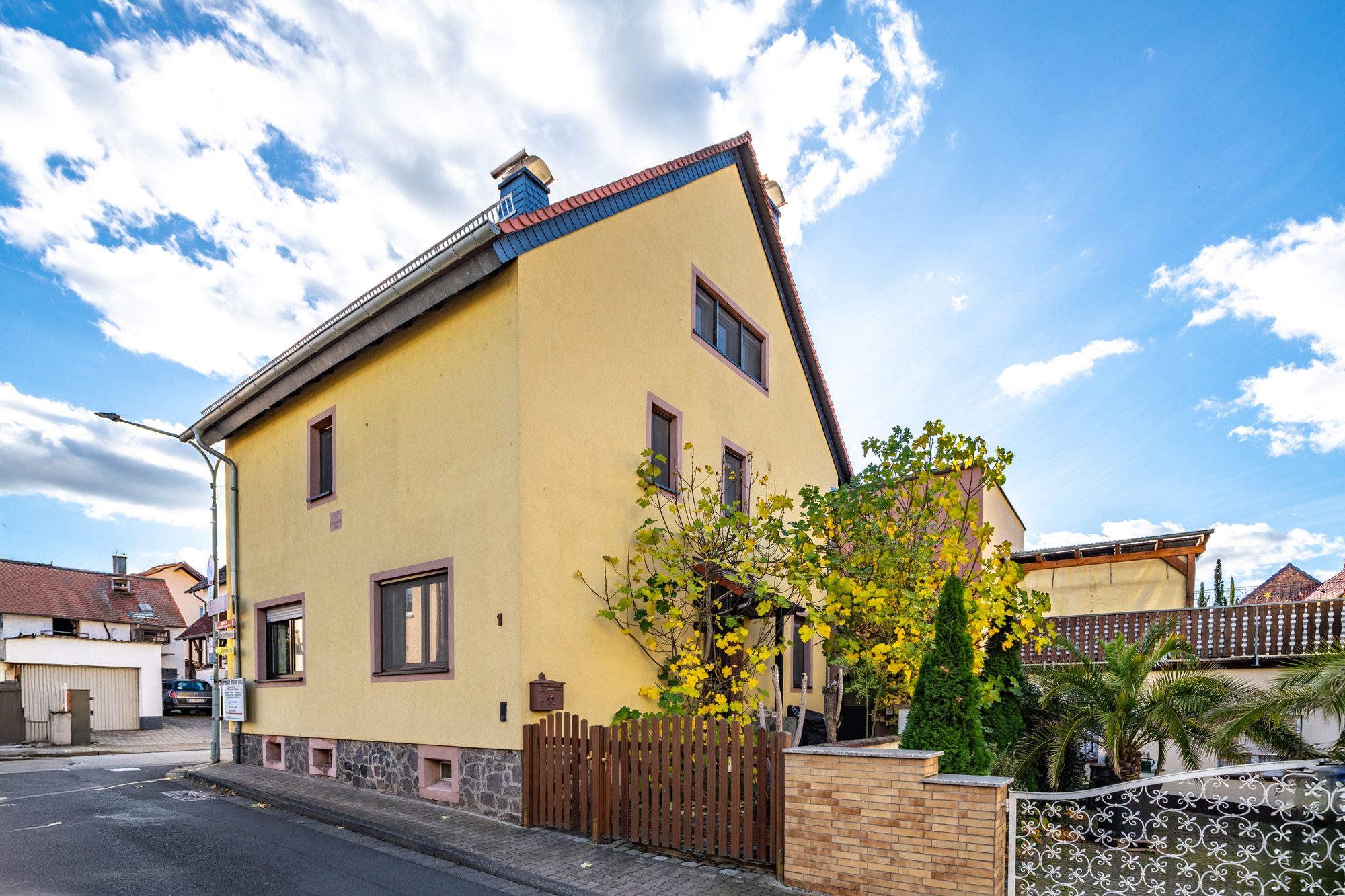 Immobilienangebot - Schöneck - Alle - Schöneck-Oberdorfelden: Charmantes, gemütliches Einfamilienhaus mit vermieteter Laden- / Bürofläche