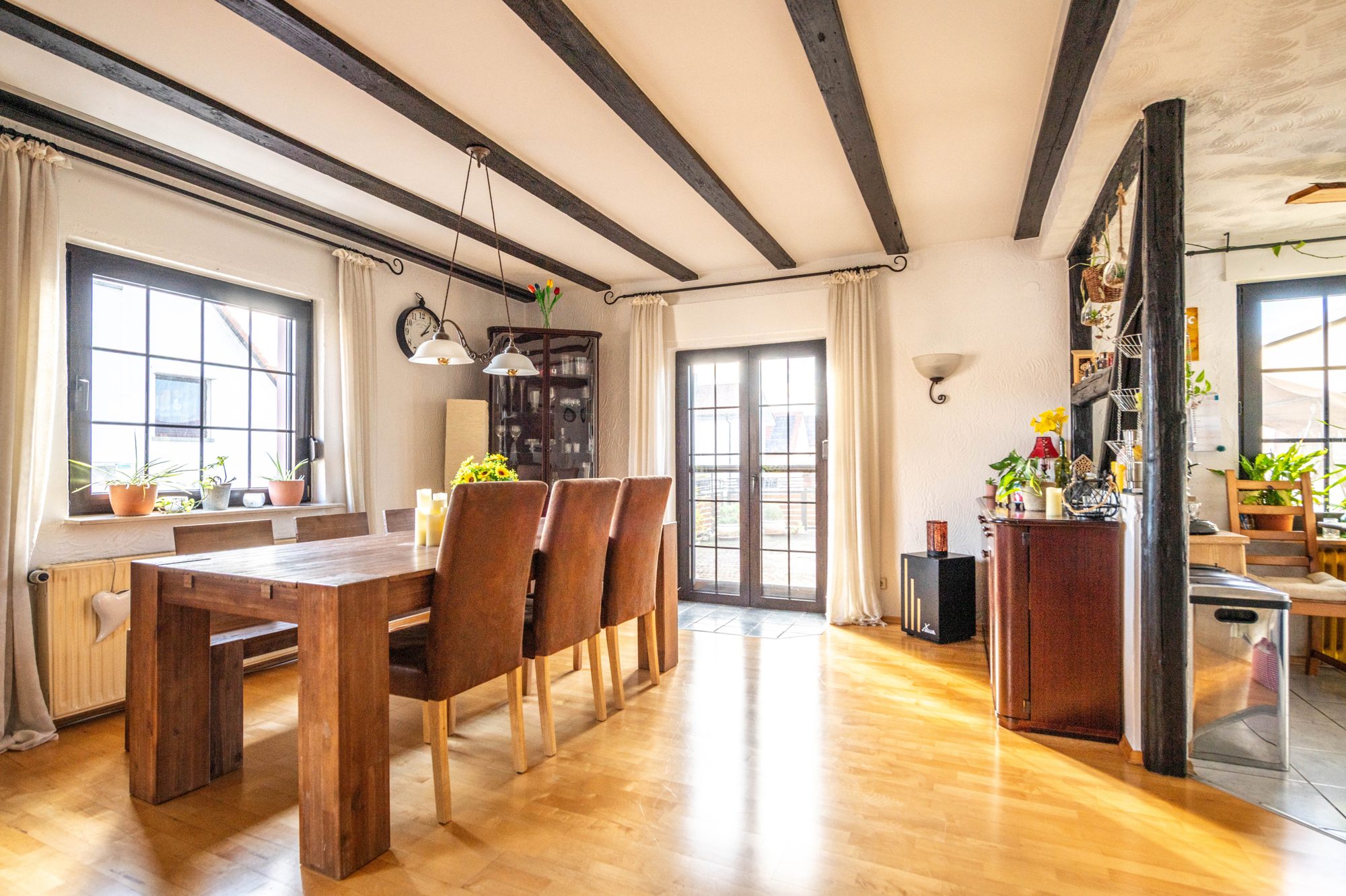 Immobilienangebot - Schöneck - Alle - Schöneck-Oberdorfelden: Charmantes, gemütliches Einfamilienhaus mit vermieteter Laden- / Bürofläche