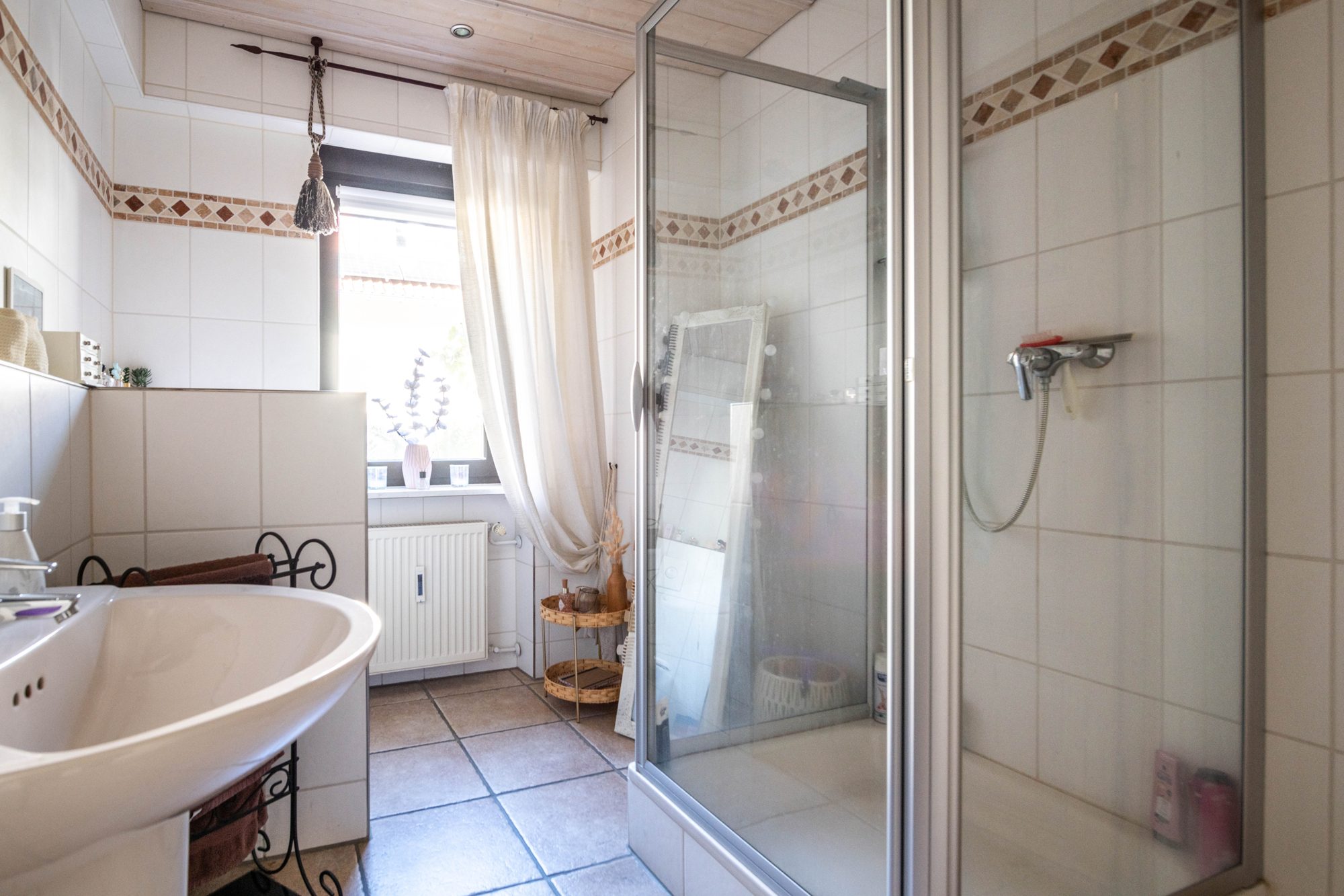 Immobilienangebot - Schöneck - Alle - Schöneck-Oberdorfelden: Charmantes, gemütliches Einfamilienhaus mit vermieteter Laden- / Bürofläche