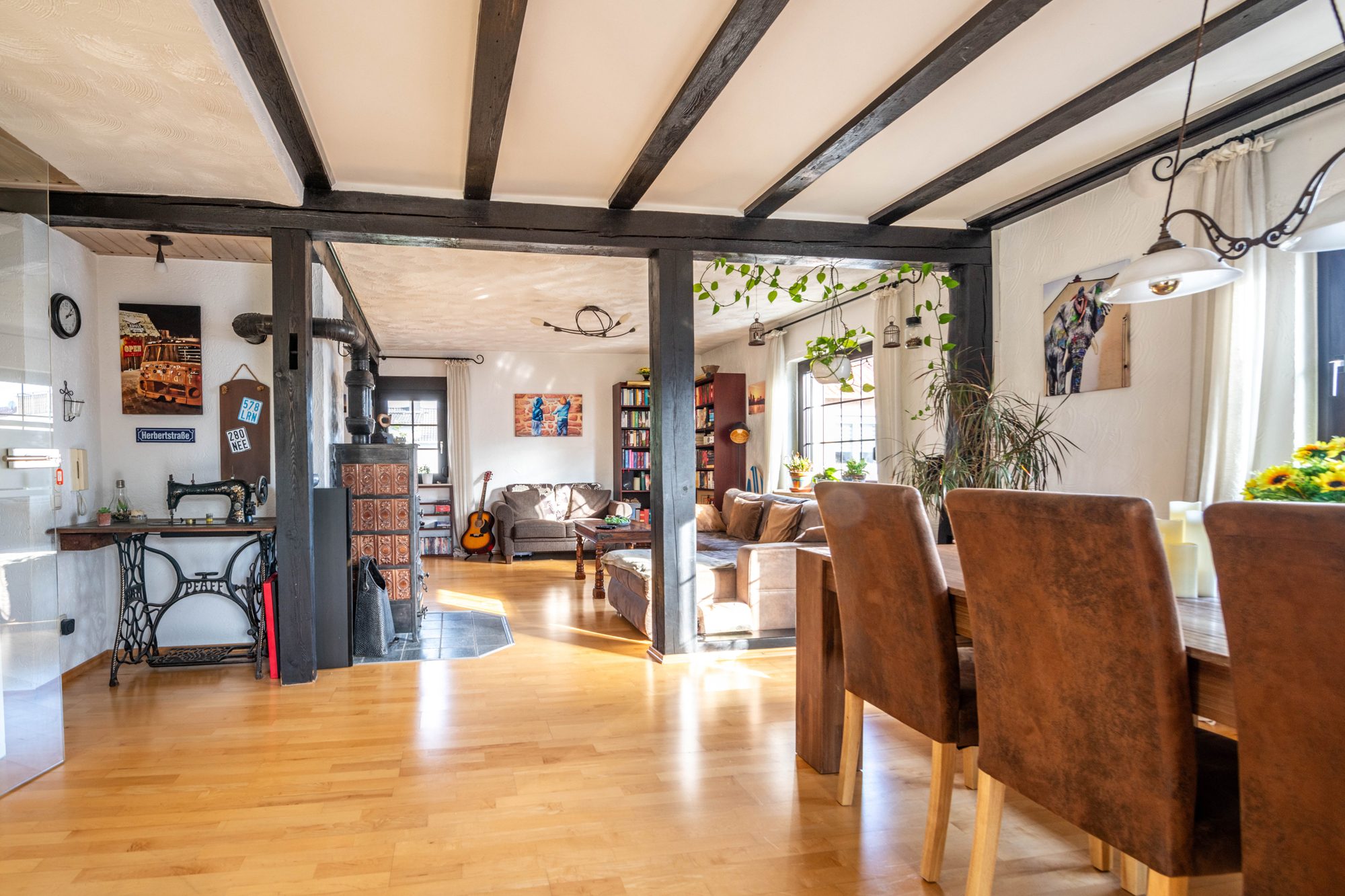 Immobilienangebot - Schöneck - Alle - Schöneck-Oberdorfelden: Charmantes, gemütliches Einfamilienhaus mit vermieteter Laden- / Bürofläche