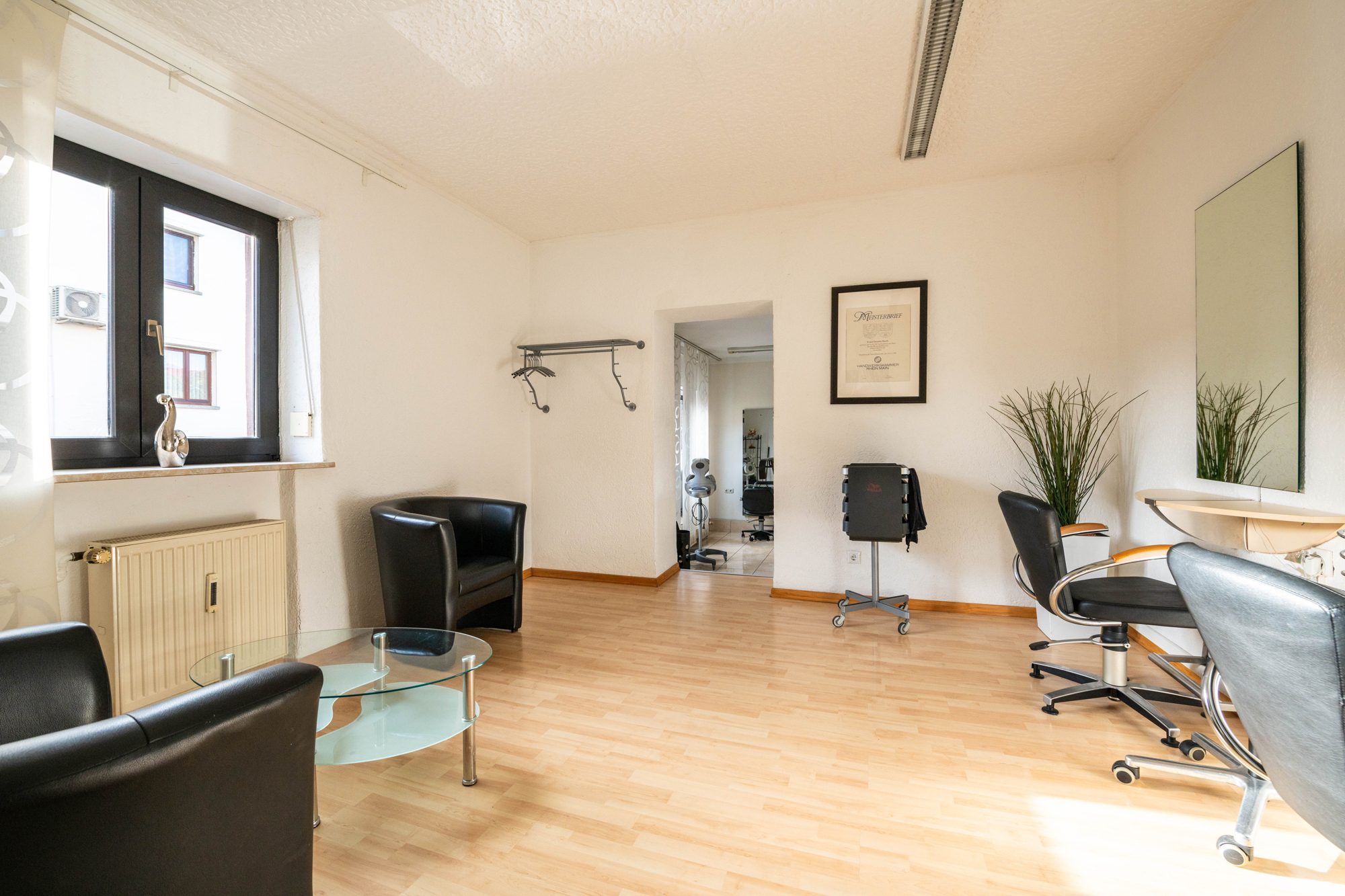 Immobilienangebot - Schöneck - Alle - Schöneck-Oberdorfelden: Charmantes, gemütliches Einfamilienhaus mit vermieteter Laden- / Bürofläche