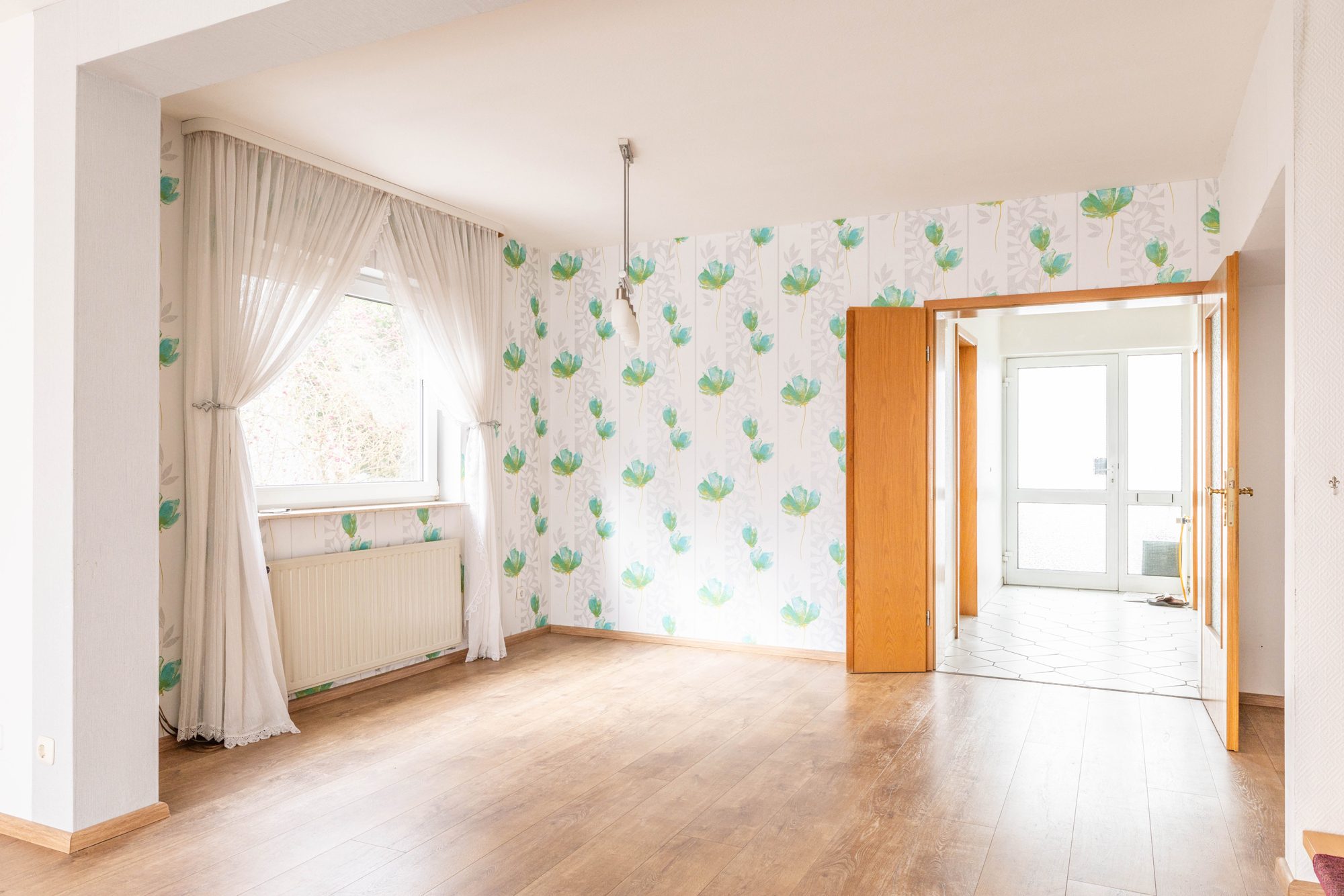 Immobilienangebot - Maintal - Alle - Maintal-Dörnigheim: Gepflegtes, geräumiges Einfamilienhaus (DHH) mit Südausrichtung in Ortsrandlage