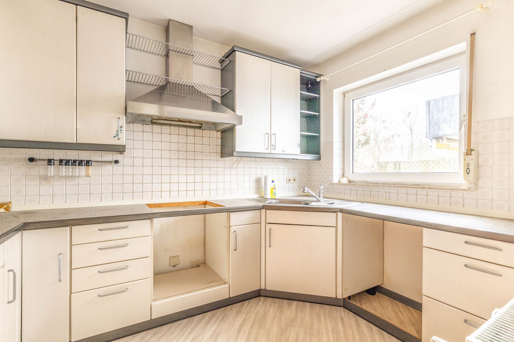 Immobilienangebot - Maintal - Alle - Maintal-Dörnigheim: Gepflegtes, geräumiges Einfamilienhaus (DHH) mit Südausrichtung in Ortsrandlage