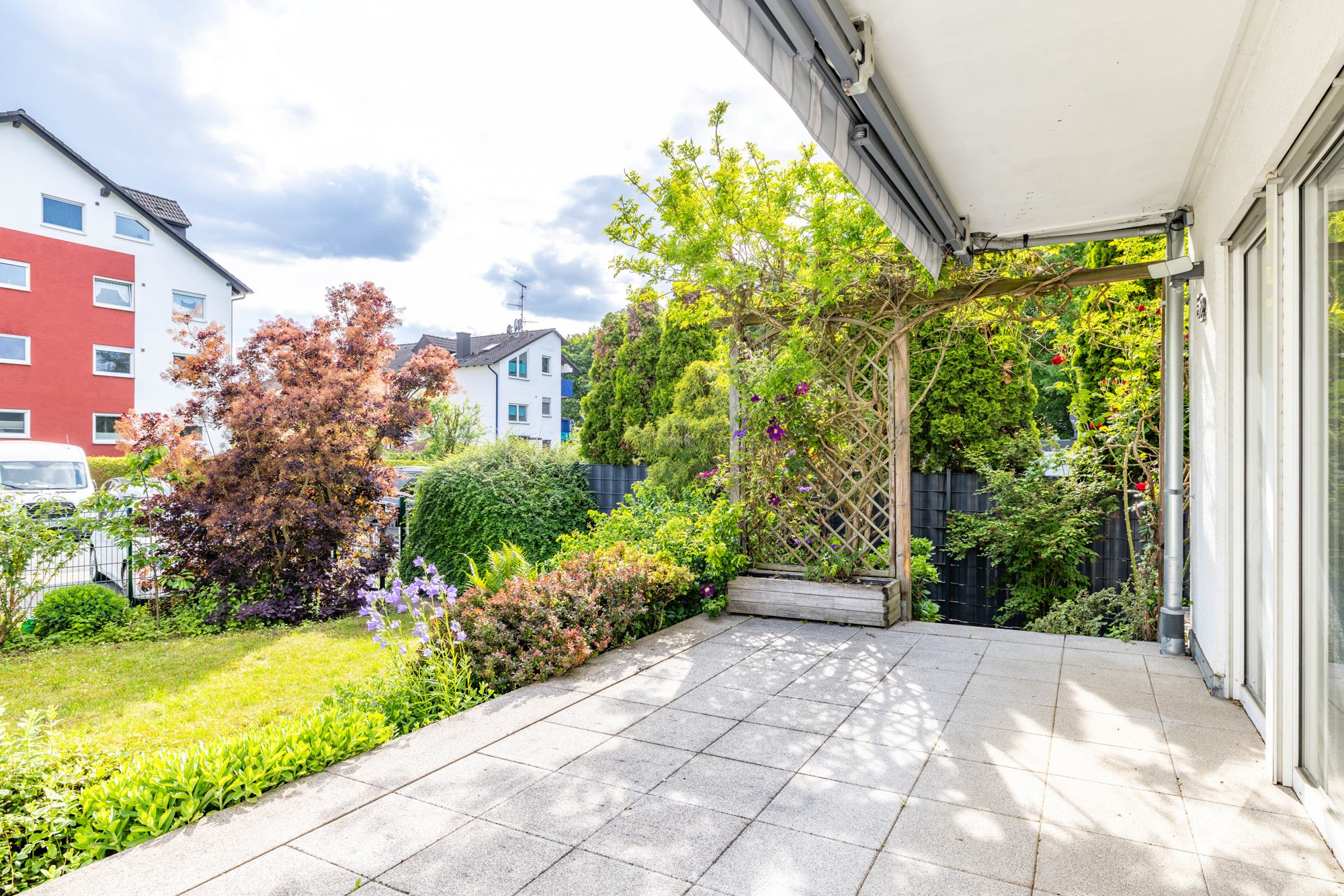 Immobilienangebot - Maintal - Alle - Maintal-Dörnigheim: Gepflegtes, geräumiges Einfamilienhaus (DHH) mit Südausrichtung in Ortsrandlage