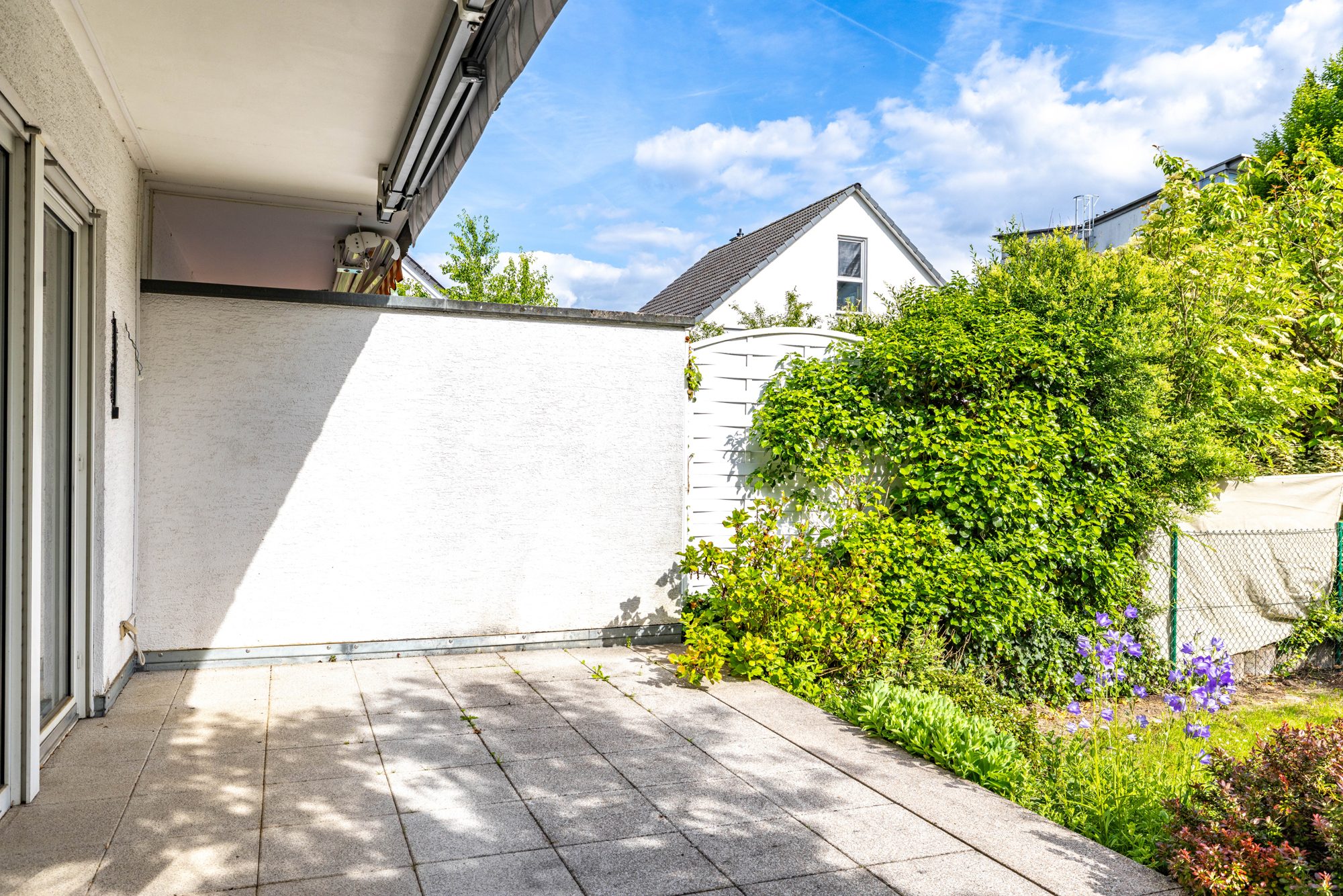 Immobilienangebot - Maintal - Alle - Maintal-Dörnigheim: Gepflegtes, geräumiges Einfamilienhaus (DHH) mit Südausrichtung in Ortsrandlage