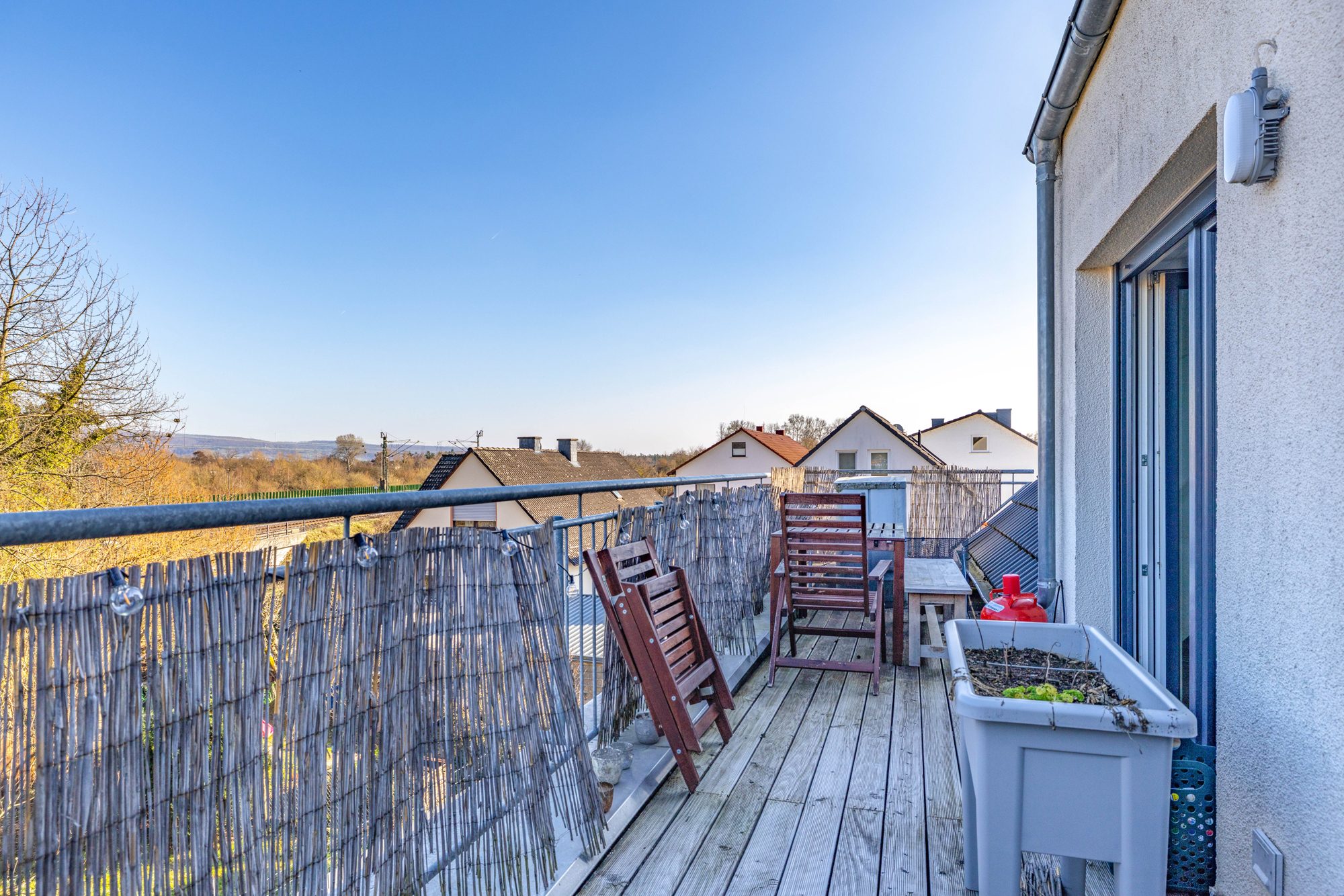 Immobilienangebot - Kahl - Alle - Kahl am Main: Wunderschöne 2-Zimmer-Dachgeschoss-Wohnung mit Dachterrasse in Ortsrandlage