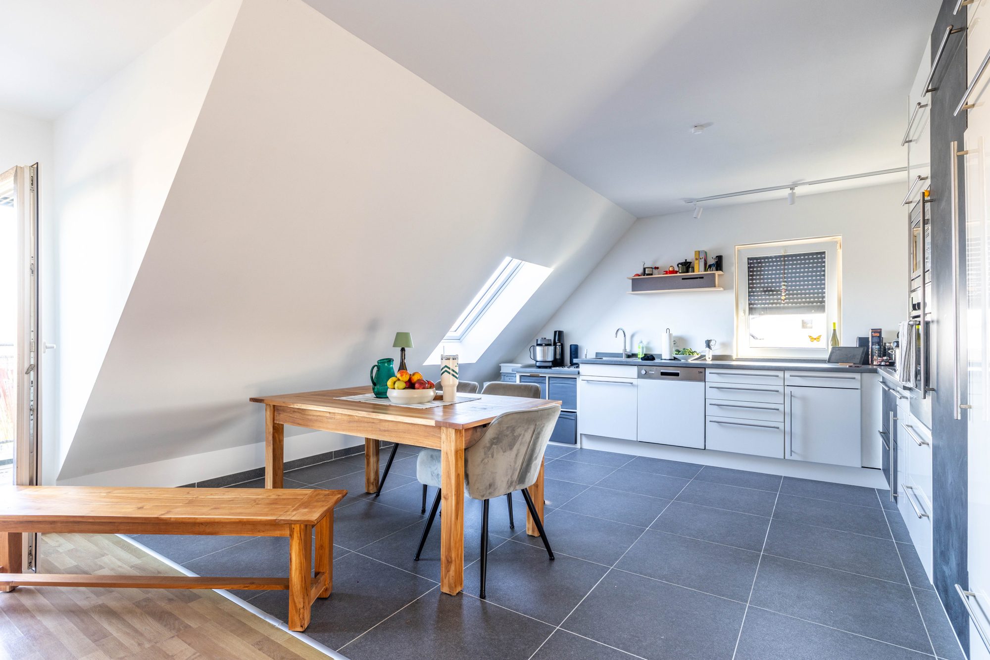 Immobilienangebot - Kahl - Alle - Kahl am Main: Wunderschöne 2-Zimmer-Dachgeschoss-Wohnung mit Dachterrasse in Ortsrandlage