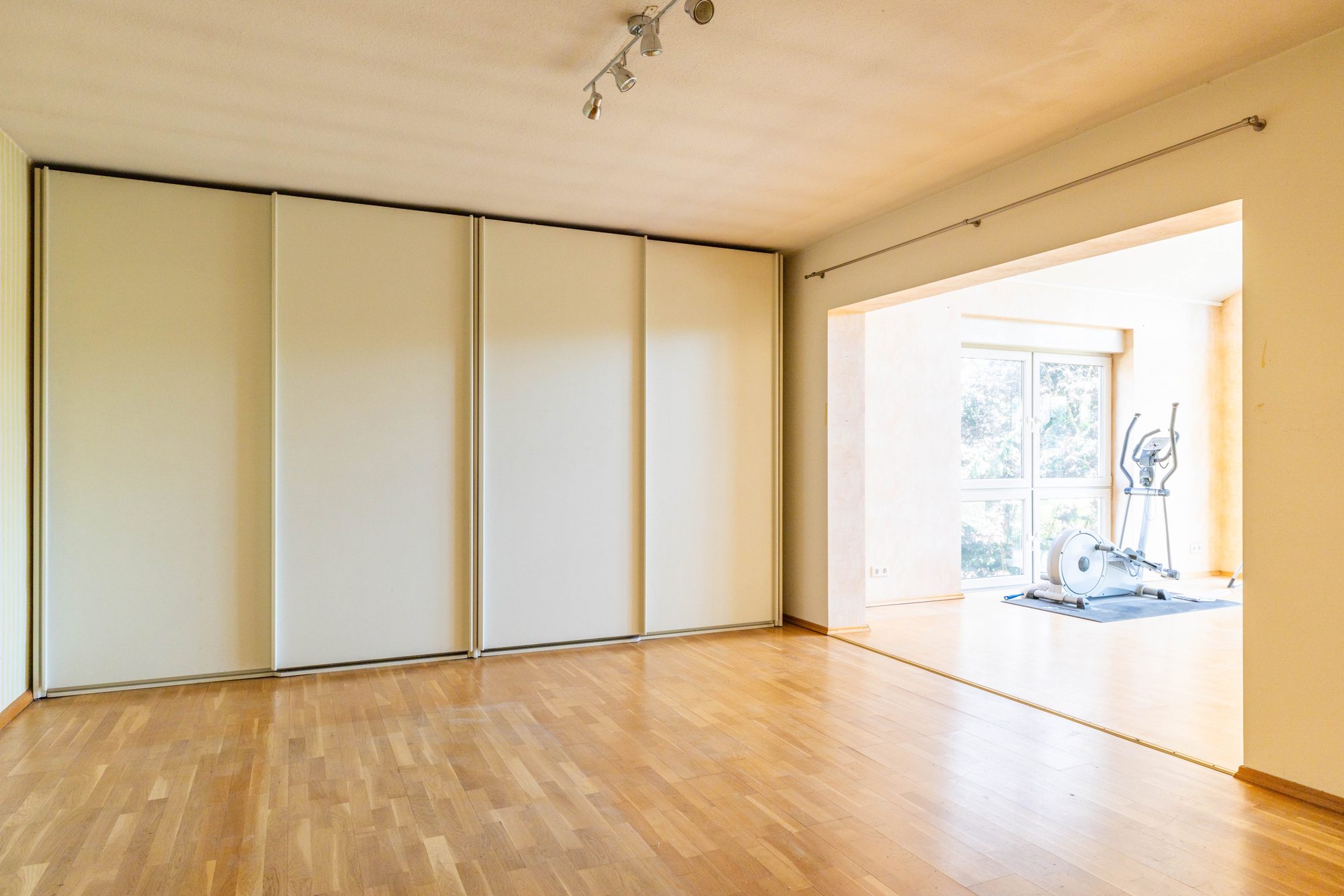 Immobilienangebot - Maintal / Dörnigheim - Alle - Maintal-Dörnigheim: Großzügiges Einfamilienhaus mit großem Garten und Garagen in beliebter Wohnlage