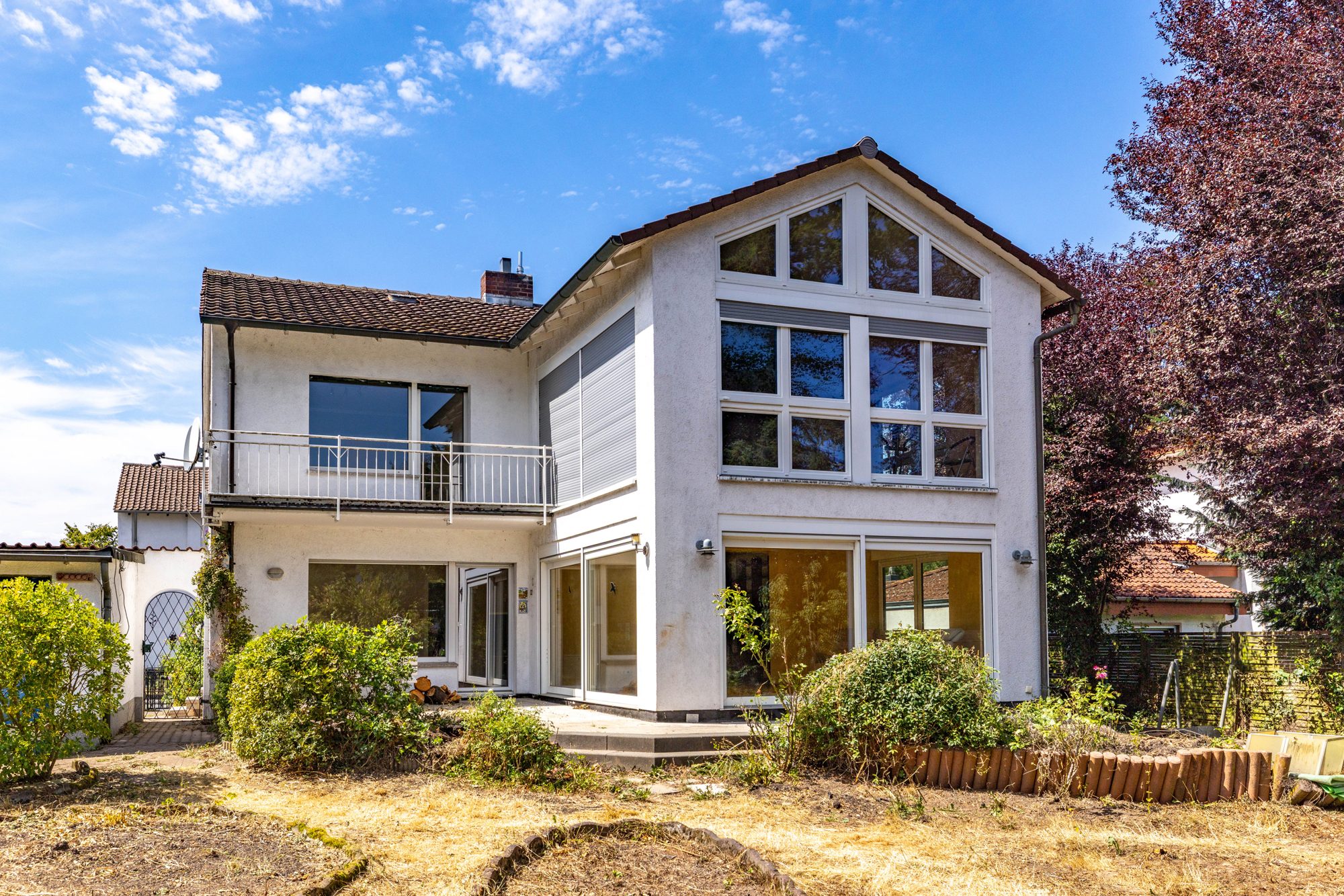 Immobilienangebot - Maintal / Dörnigheim - Alle - Maintal-Dörnigheim: Großzügiges Einfamilienhaus mit großem Garten und Garagen in beliebter Wohnlage