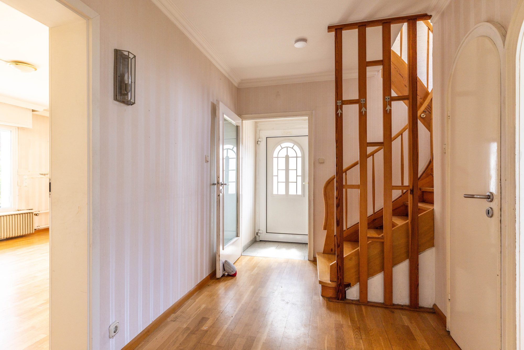 Immobilienangebot - Maintal / Dörnigheim - Alle - Maintal-Dörnigheim: Großzügiges Einfamilienhaus mit großem Garten und Garagen in beliebter Wohnlage