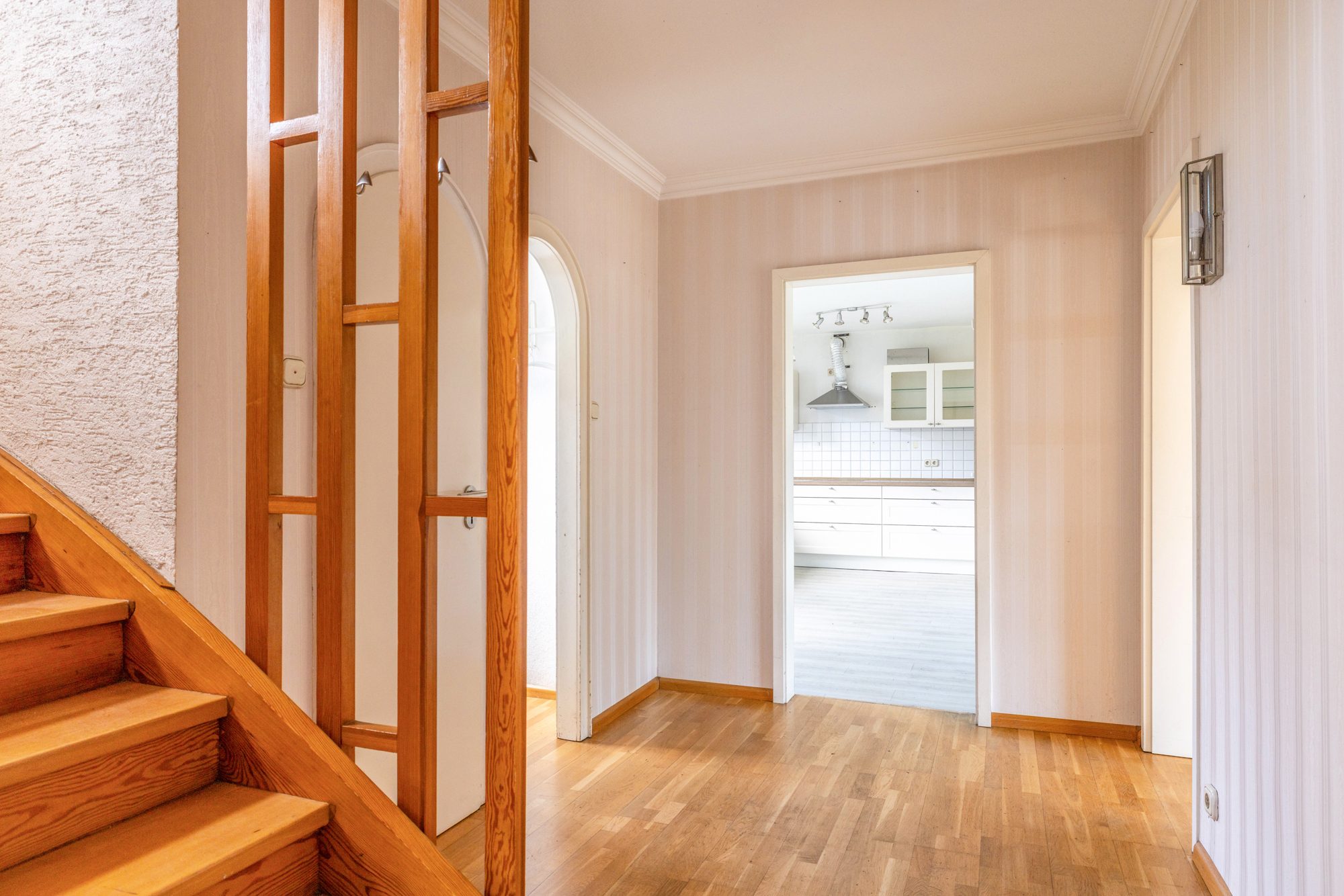 Immobilienangebot - Maintal / Dörnigheim - Alle - Maintal-Dörnigheim: Großzügiges Einfamilienhaus mit großem Garten und Garagen in beliebter Wohnlage