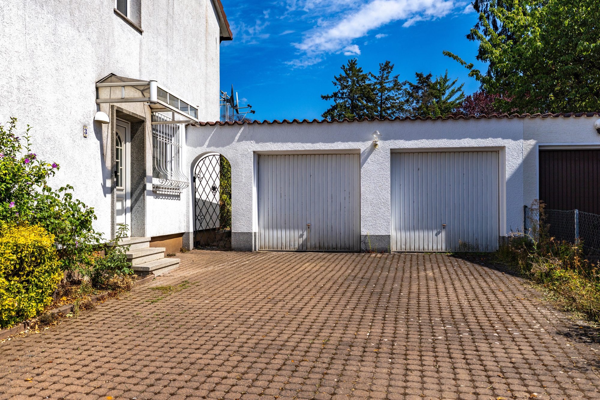 Immobilienangebot - Maintal / Dörnigheim - Alle - Maintal-Dörnigheim: Großzügiges Einfamilienhaus mit großem Garten und Garagen in beliebter Wohnlage