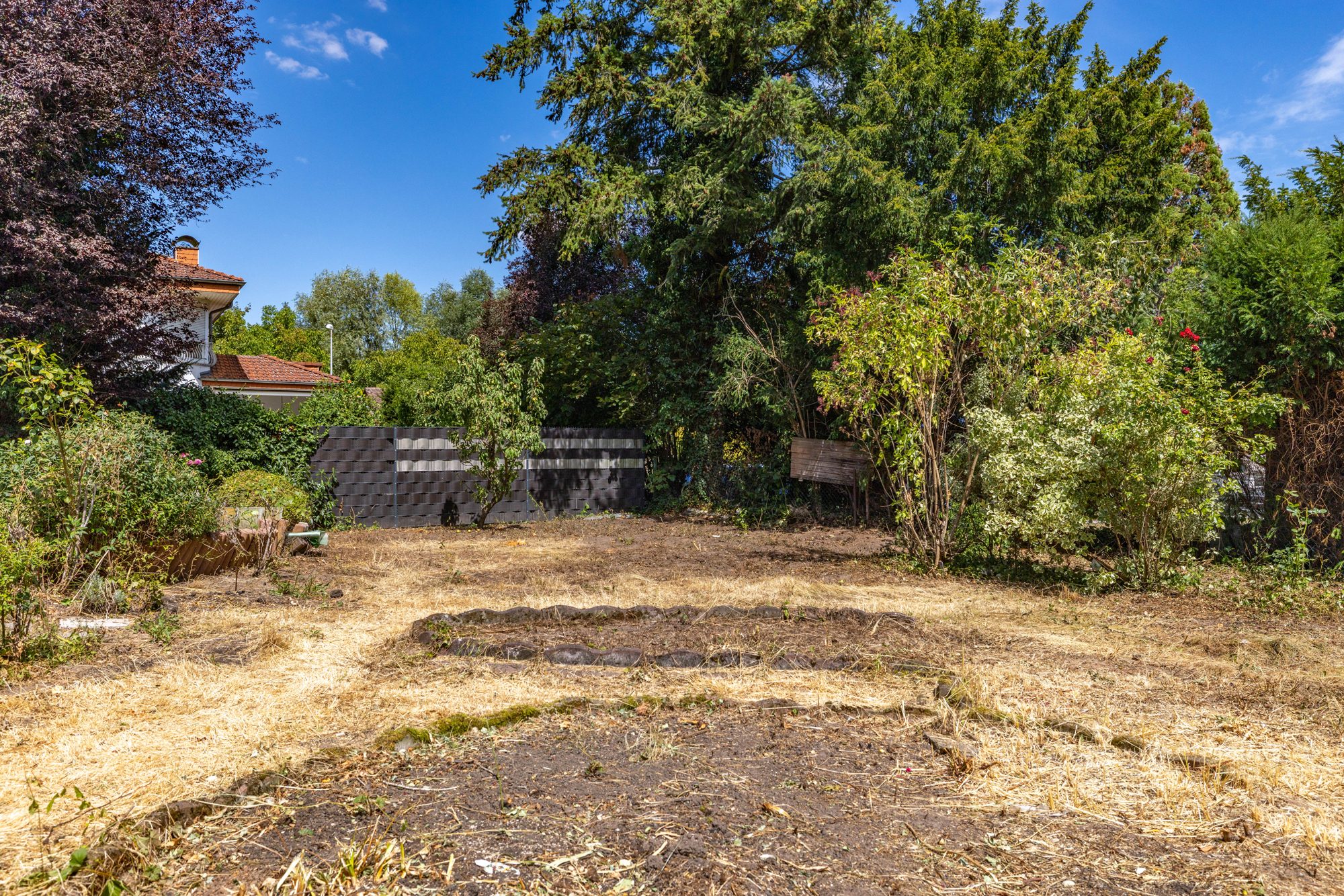Immobilienangebot - Maintal / Dörnigheim - Alle - Maintal-Dörnigheim: Großzügiges Einfamilienhaus mit großem Garten und Garagen in beliebter Wohnlage