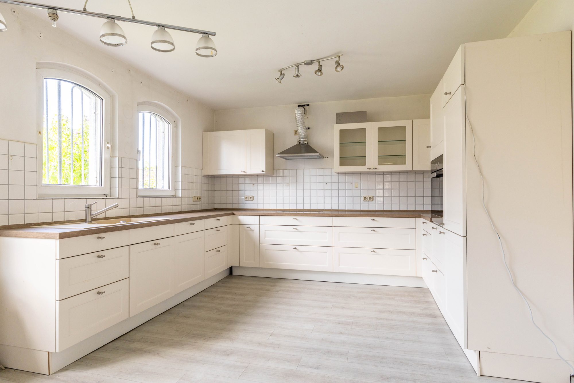 Immobilienangebot - Maintal / Dörnigheim - Alle - Maintal-Dörnigheim: Großzügiges Einfamilienhaus mit großem Garten und Garagen in beliebter Wohnlage