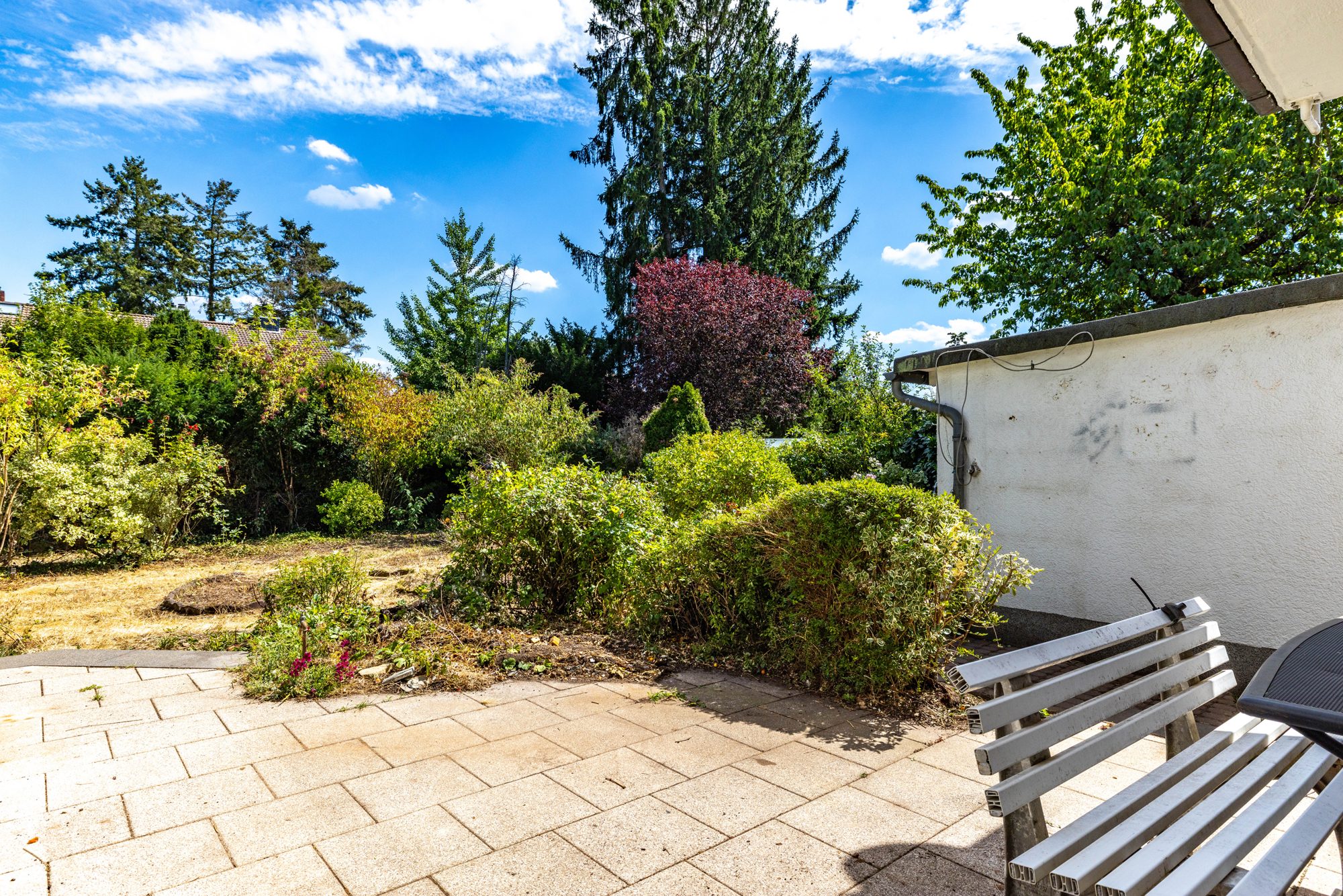Immobilienangebot - Maintal / Dörnigheim - Alle - Maintal-Dörnigheim: Großzügiges Einfamilienhaus mit großem Garten und Garagen in beliebter Wohnlage