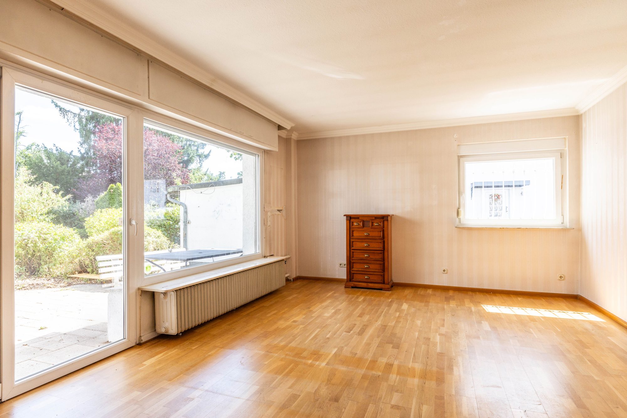 Immobilienangebot - Maintal / Dörnigheim - Alle - Maintal-Dörnigheim: Großzügiges Einfamilienhaus mit großem Garten und Garagen in beliebter Wohnlage