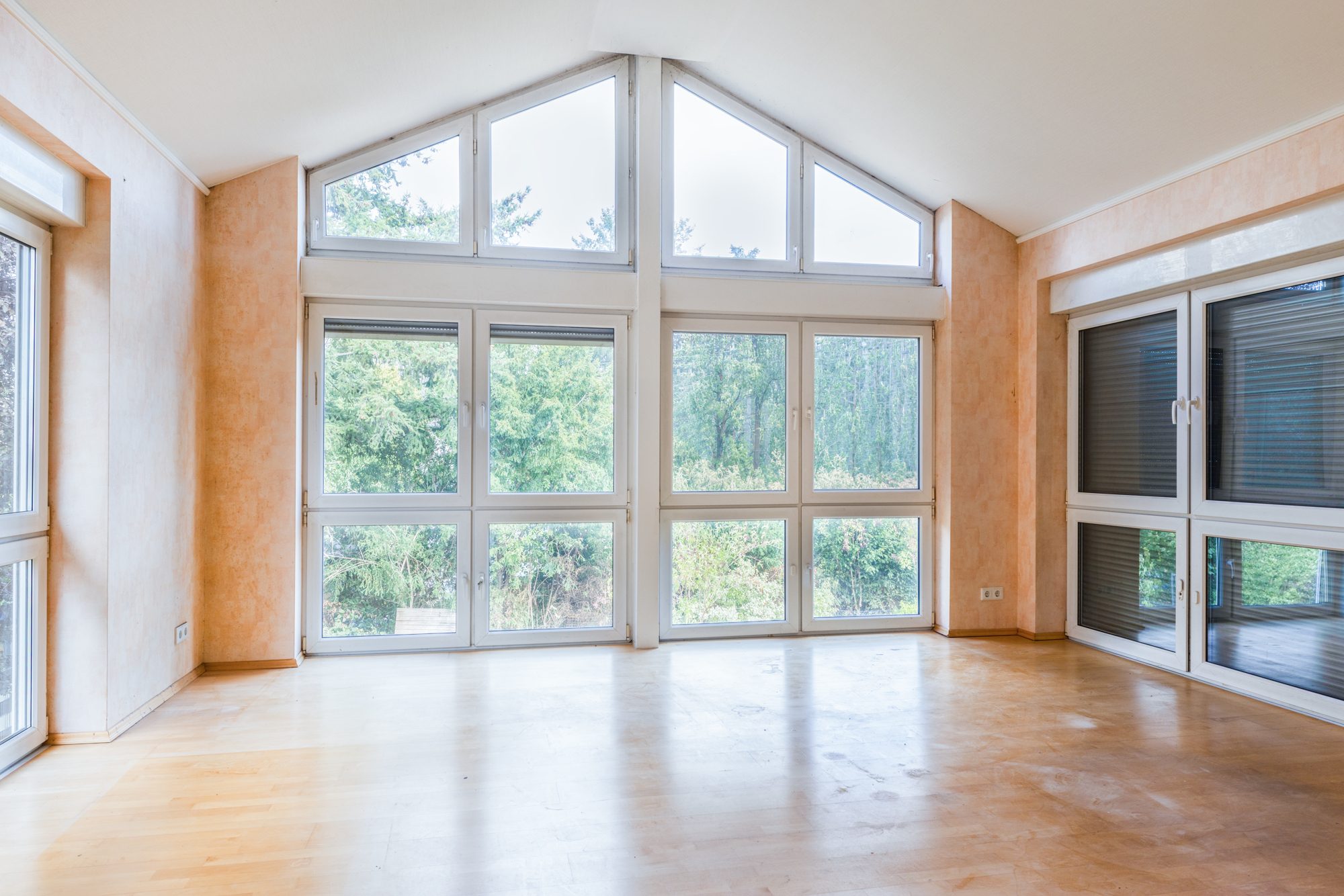 Immobilienangebot - Maintal / Dörnigheim - Alle - Maintal-Dörnigheim: Großzügiges Einfamilienhaus mit großem Garten und Garagen in beliebter Wohnlage