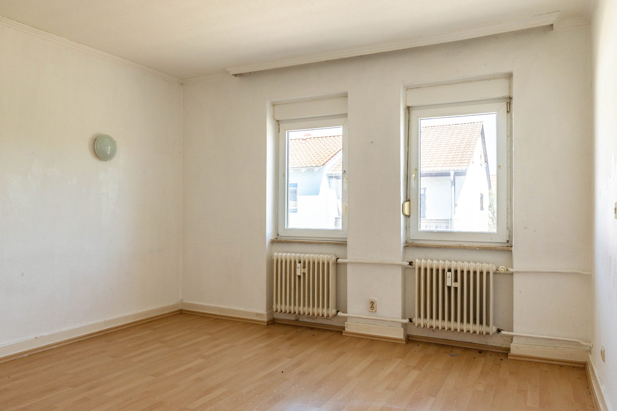 Immobilienangebot - Nidderau / Eichen - Alle - Nidderau-Eichen: Teil vermietetes Wohnanwesen mit großem Grundstück in ruhiger Feldrandlage